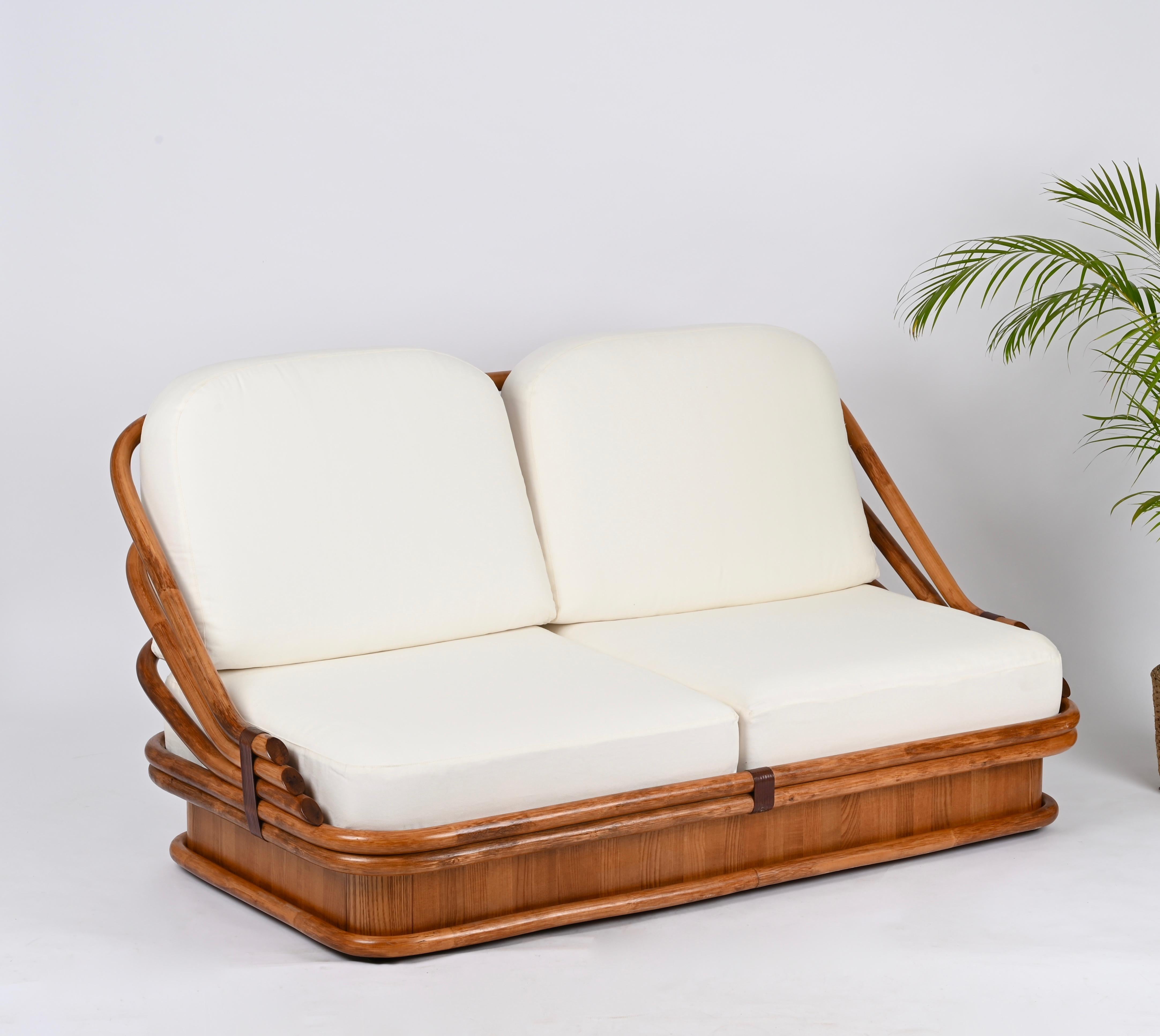 Divano italiano di metà secolo in bambù curvato e pelle con tessuto bianco, anni '60 in vendita 8
