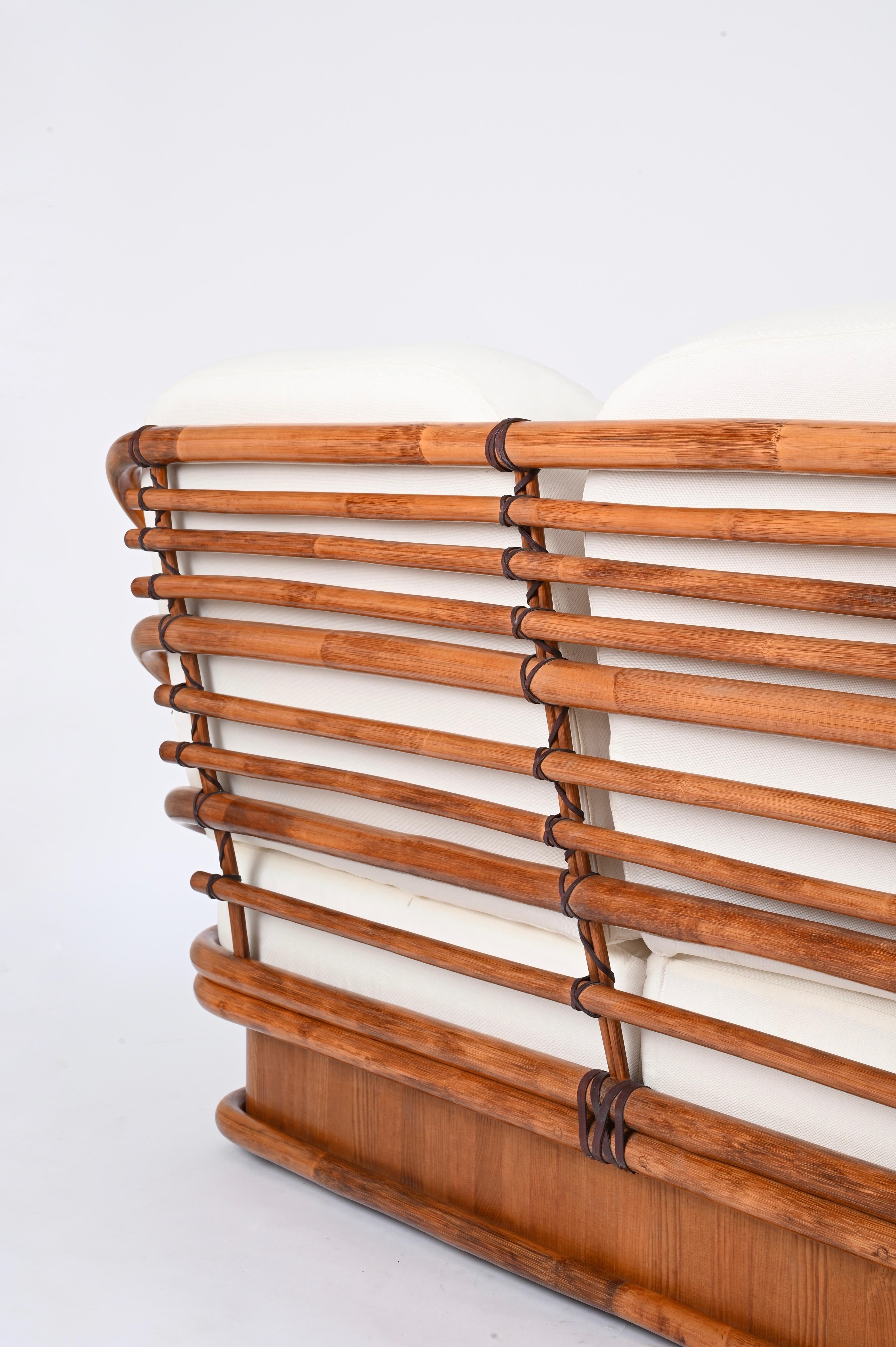 Divano italiano di metà secolo in bambù curvato e pelle con tessuto bianco, anni '60 in vendita 9