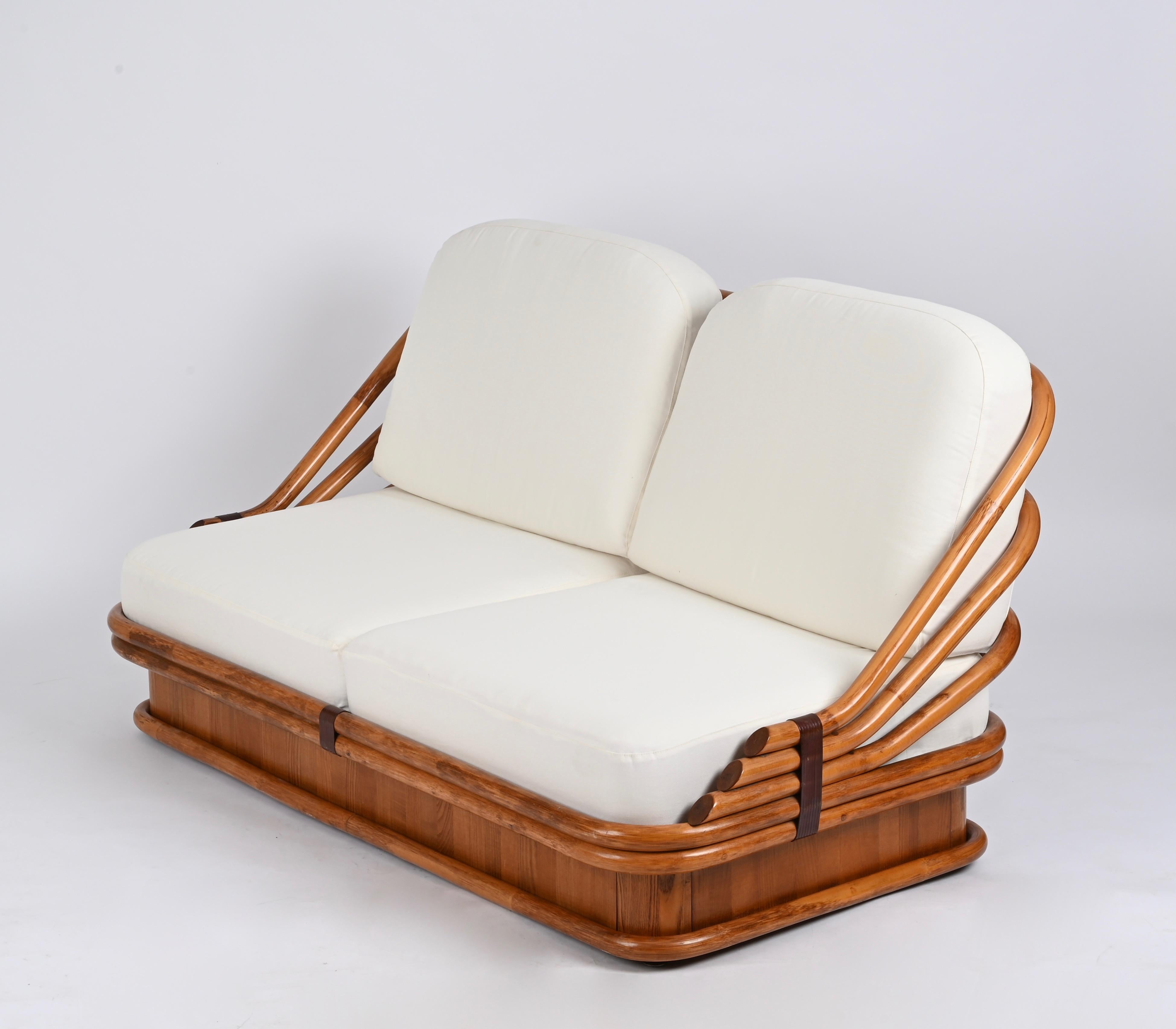 Meraviglioso divano organico di metà secolo, completamente realizzato in bambù, pelle annodata e legno di castagno. Questo divano incredibilmente elegante e unico è stato progettato in Italia negli anni Sessanta. 

Questo divano è incredibile: è