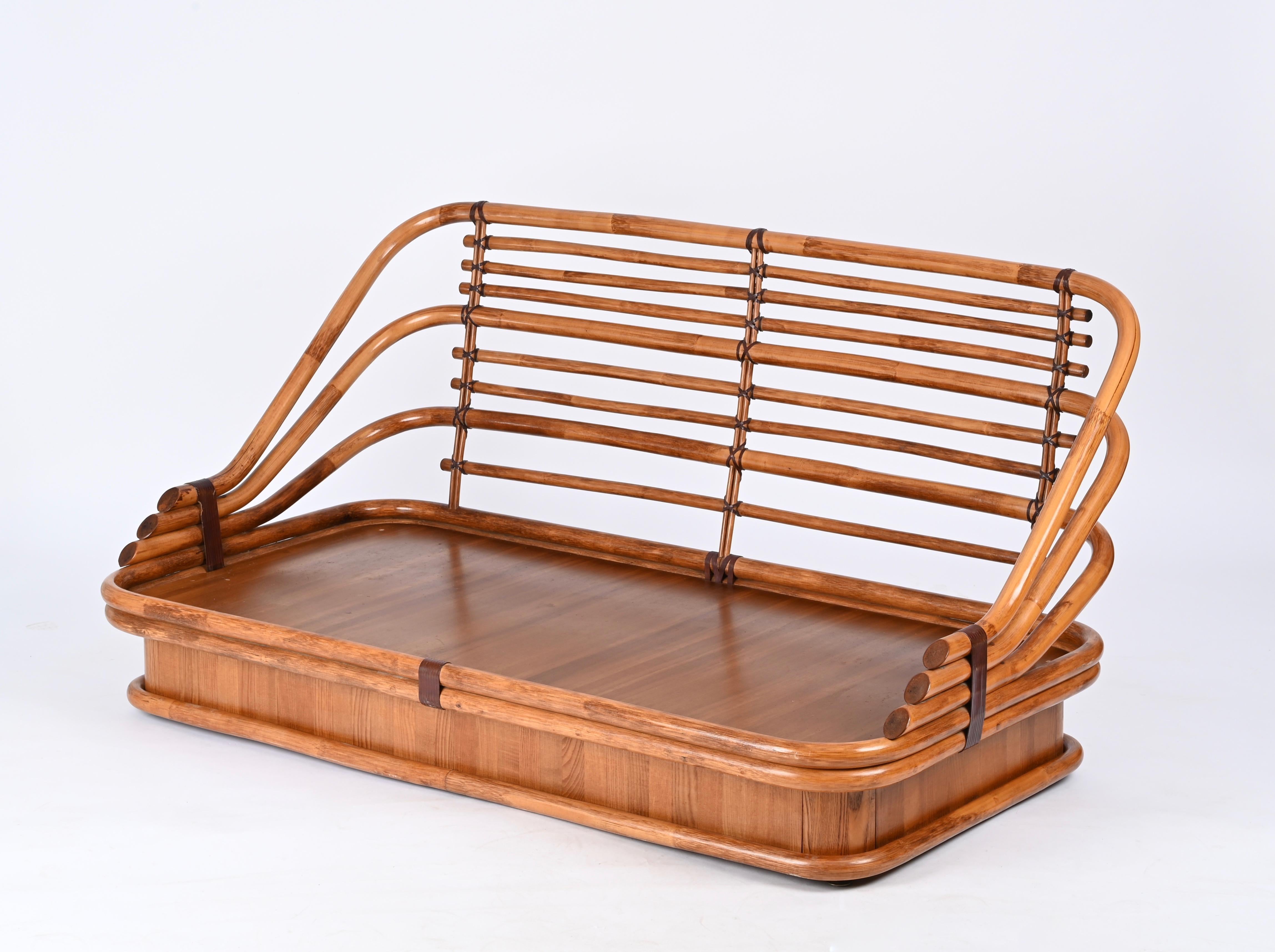 Mid-Century moderno Divano italiano di metà secolo in bambù curvato e pelle con tessuto bianco, anni '60 in vendita