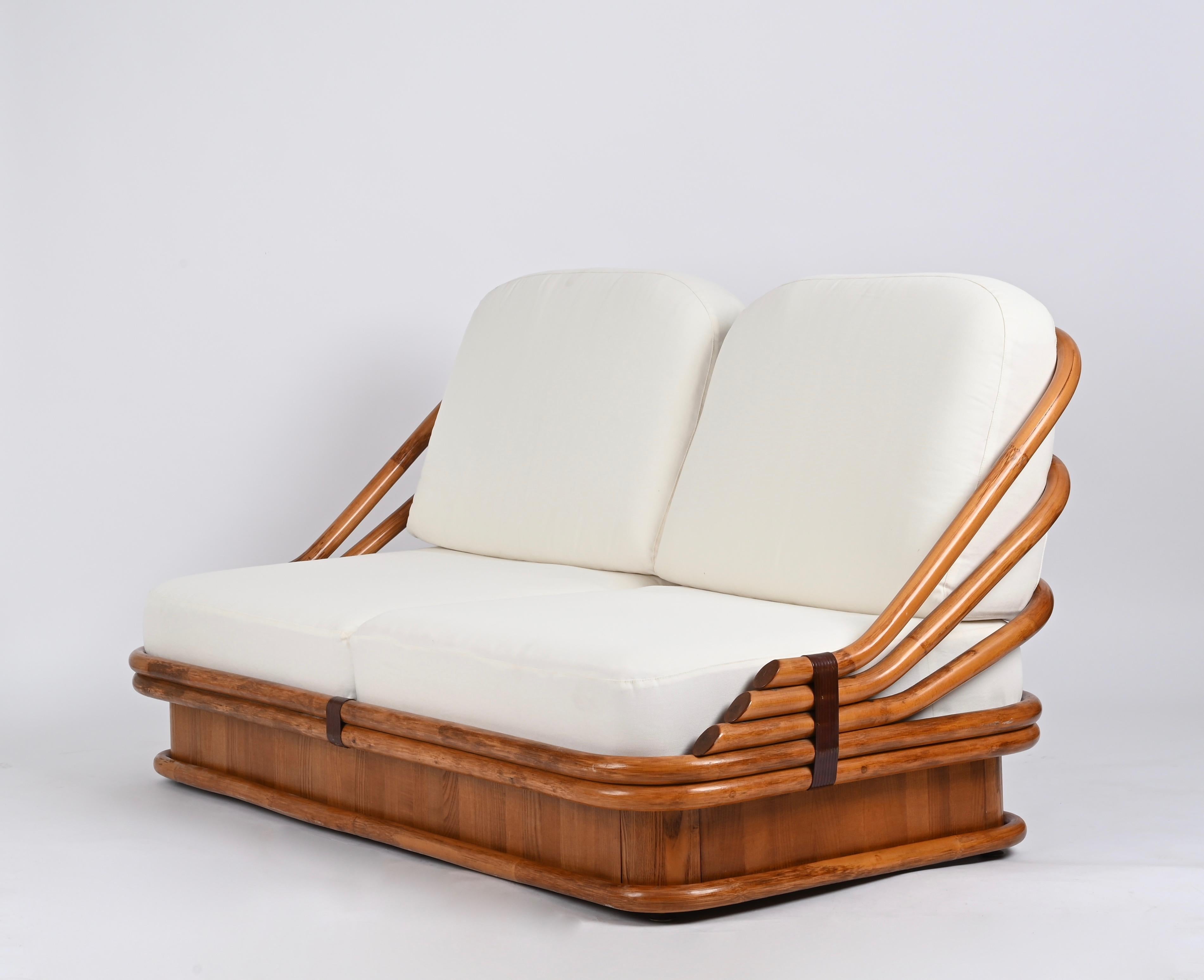 Fatto a mano Divano italiano di metà secolo in bambù curvato e pelle con tessuto bianco, anni '60 in vendita