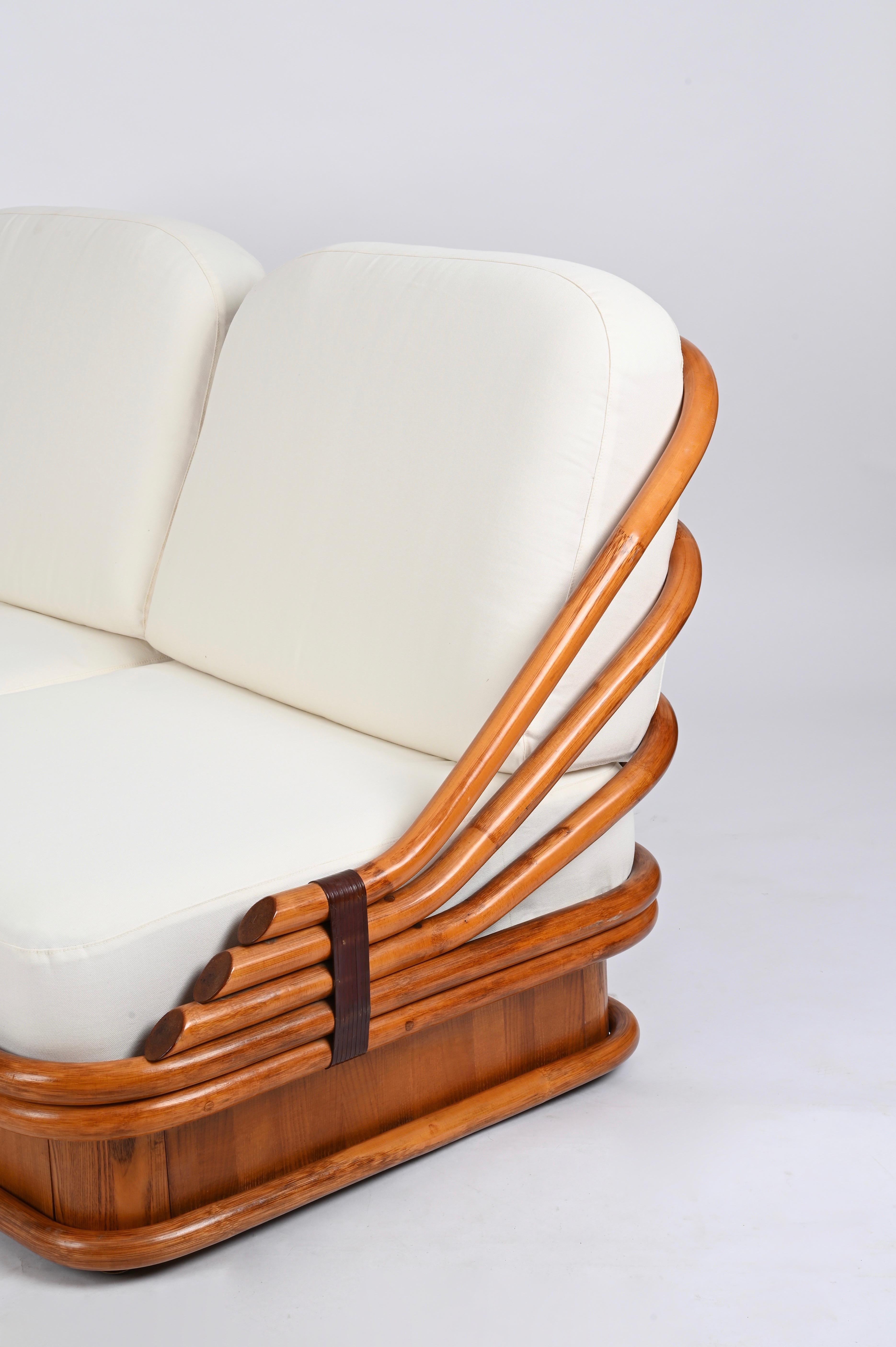 Divano italiano di metà secolo in bambù curvato e pelle con tessuto bianco, anni '60 In condizioni buone in vendita a Roma, IT