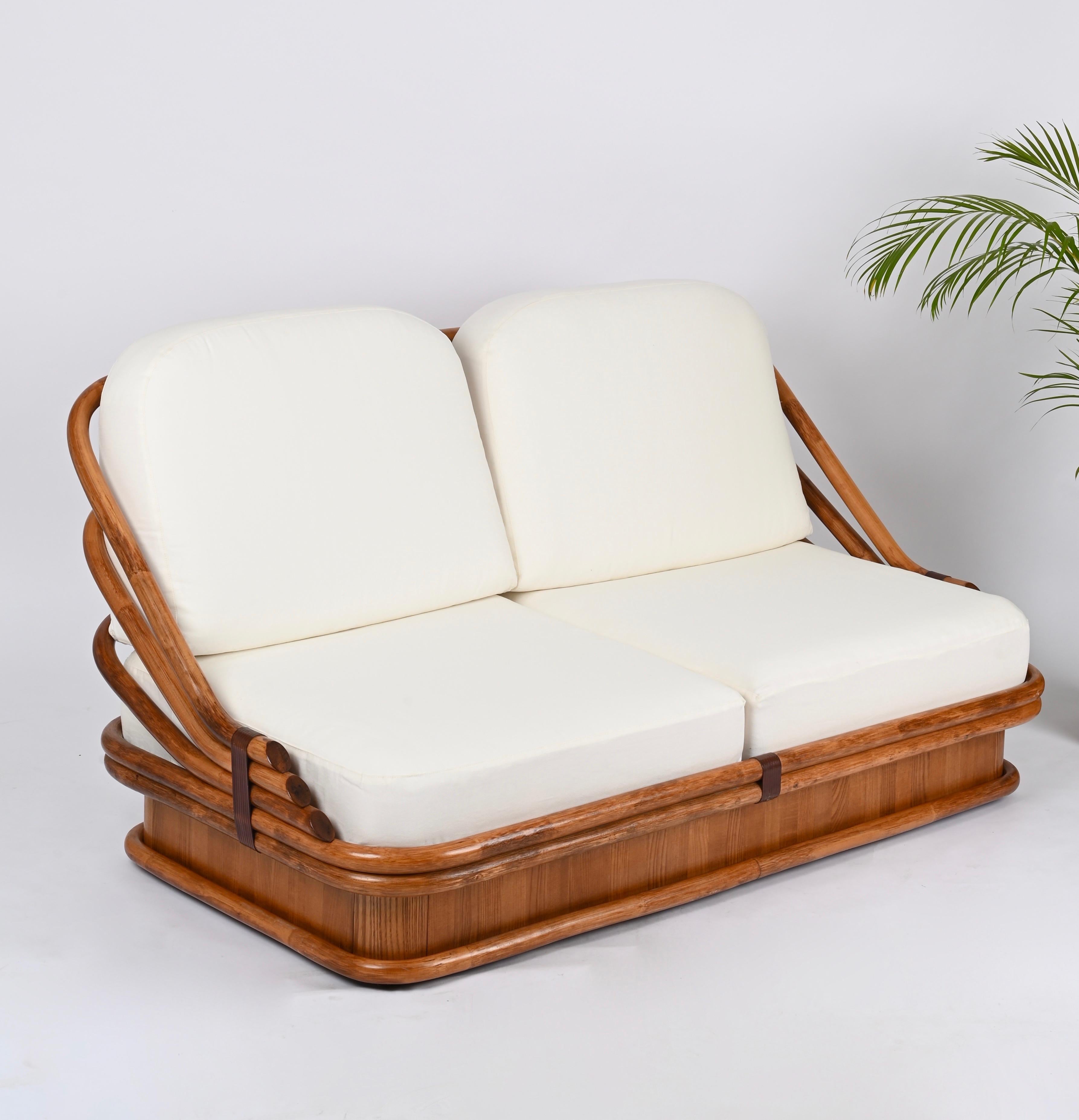 Metà XX secolo Divano italiano di metà secolo in bambù curvato e pelle con tessuto bianco, anni '60 in vendita