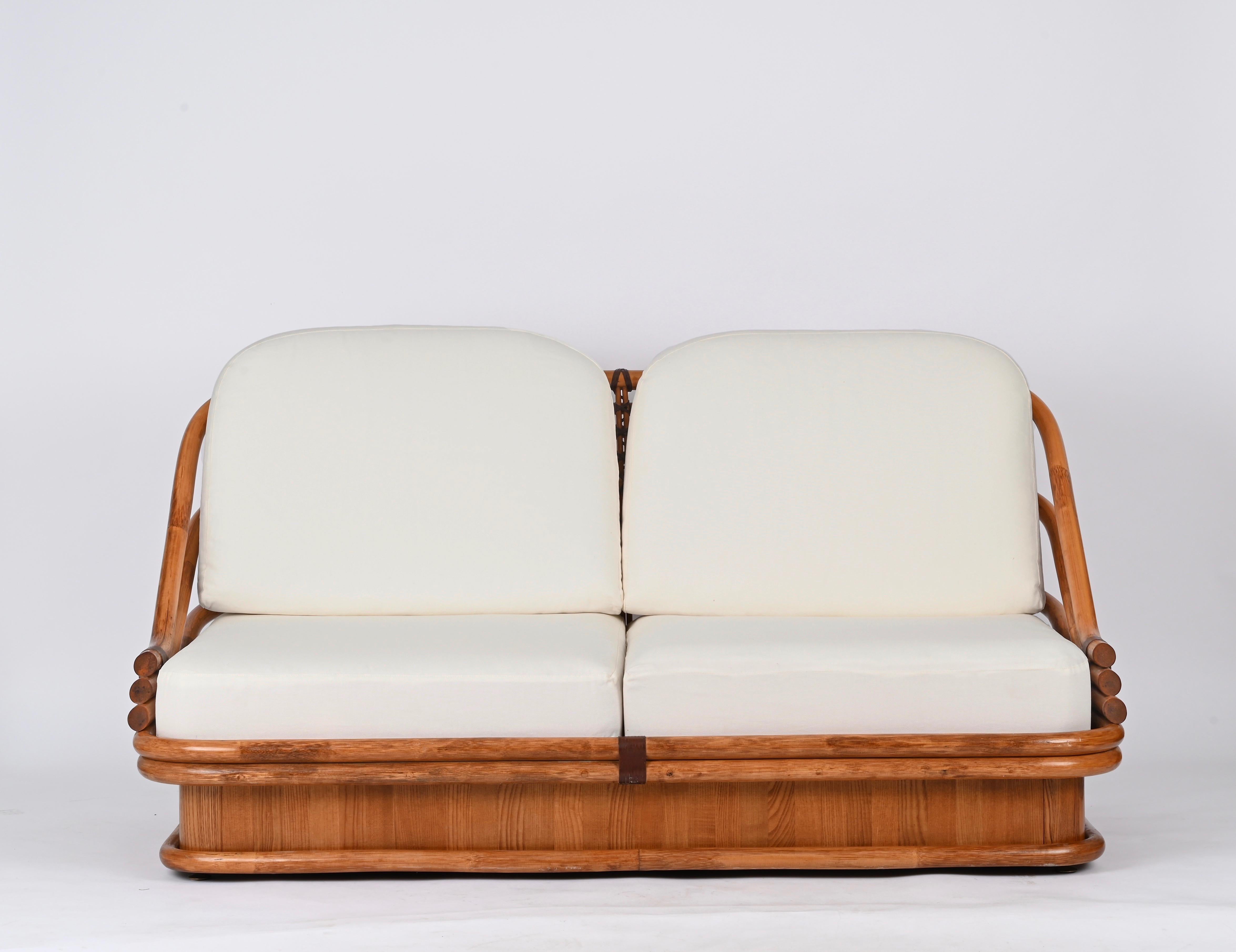 Ottone Divano italiano di metà secolo in bambù curvato e pelle con tessuto bianco, anni '60 in vendita