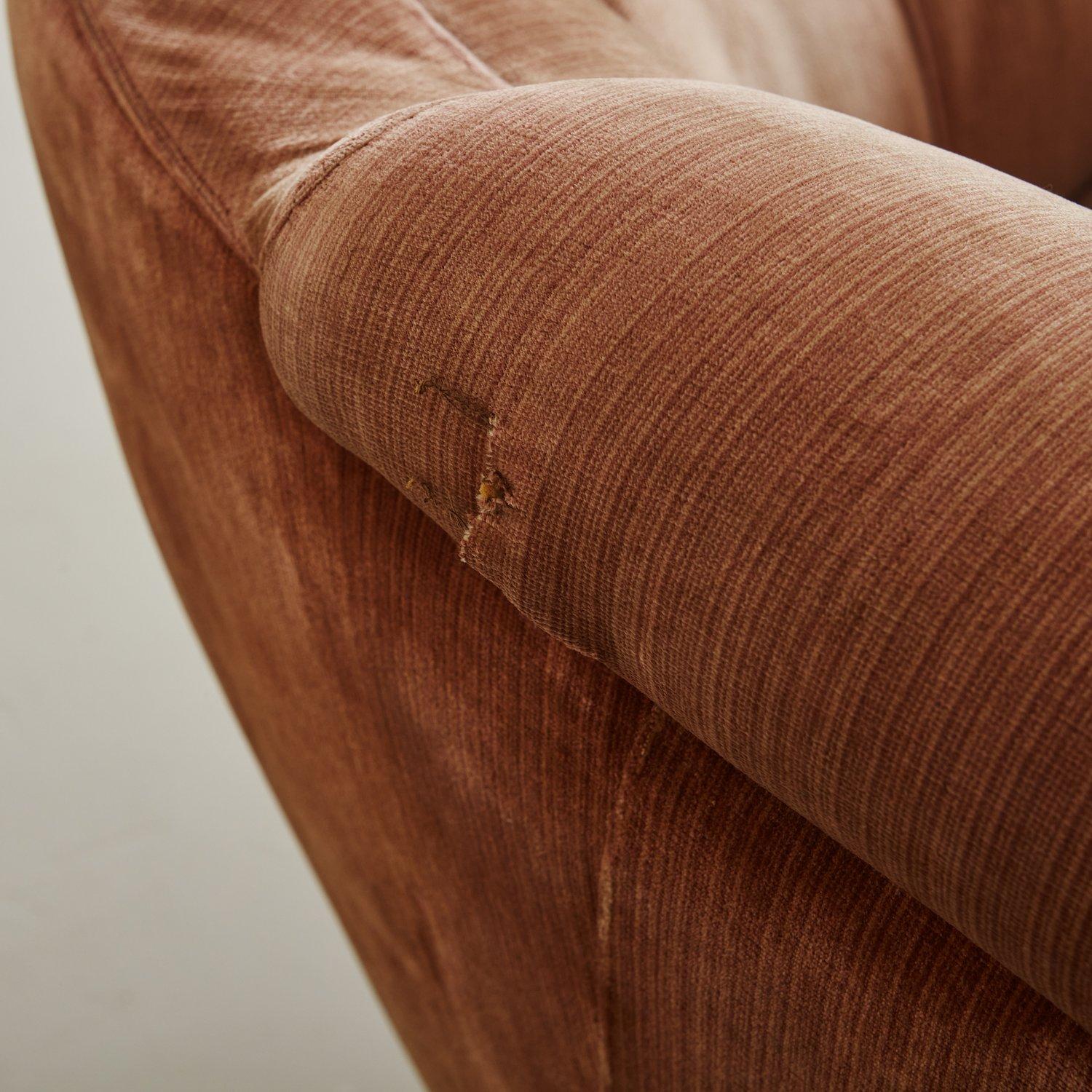 Mid-Century Italian Sofa in Original Pink Velvet Upholstery 4