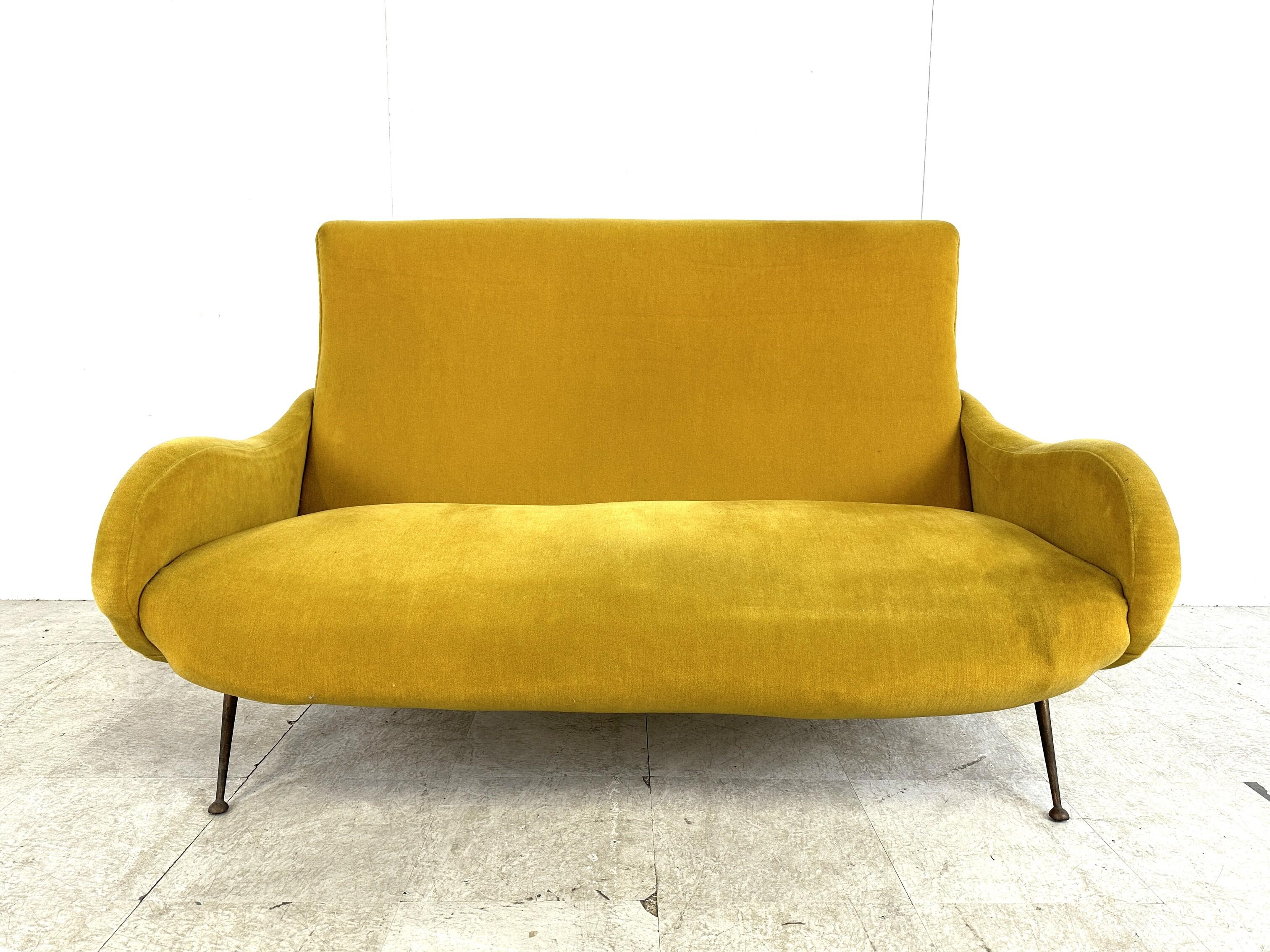 Mid century 'lady' sofa by Marco Zanuso in yellow velvet.

Original fabric.

very elegant curvy design and still very comfortable.

Very decorative and good looking mid century italian design piece.

Good overall condition, normal wear throughout