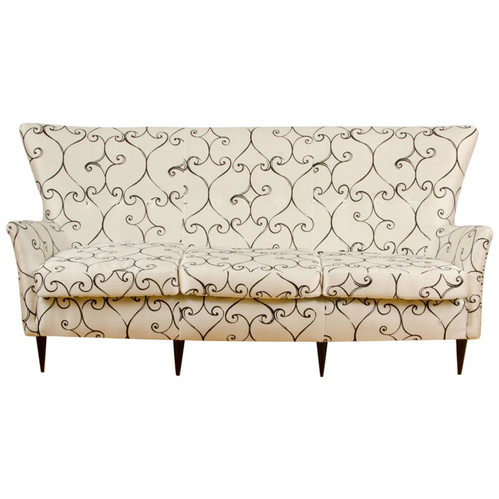 Italienisches Sofa aus der Mitte des Jahrhunderts mit geflügelten Rückendetails, Paolo Buffa zugeschrieben im Angebot