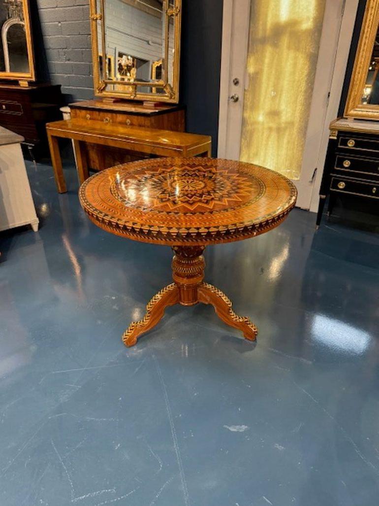 Outstanding mid-century Italian walnut Sorrento occasional table. Featuring a beautiful intricate star pattern. A true work of art that is sure to impress. Circa 1940
39w x 31.5h