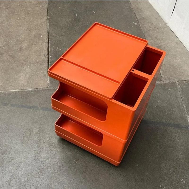 Space Age mobile pedestal by Stile Neolt based on a design by Giovanni Pelis from the 1960s. Here in the classic orange colour and a rare version without pull-outs.

These mobile pedestals by Neolt also existed alongside the Body by Joe Colombo.
