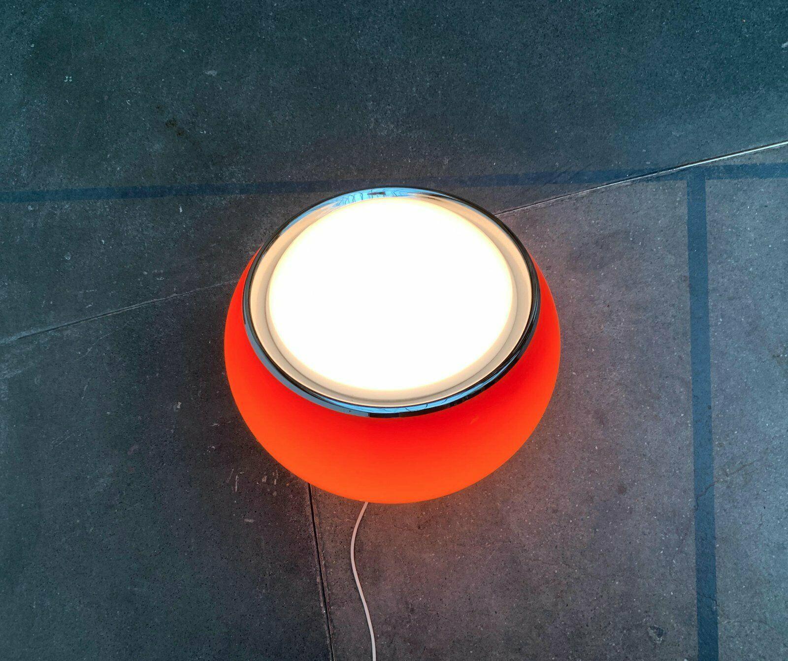 Lampadaire italien du milieu du siècle, de la marque Sapce Age Clan, par Studio 6G pour Guzzini.

L'abat-jour caractéristique en plastique est monté de manière mobile dans un large anneau en plastique. Cela permet d'aligner la lampe dans une