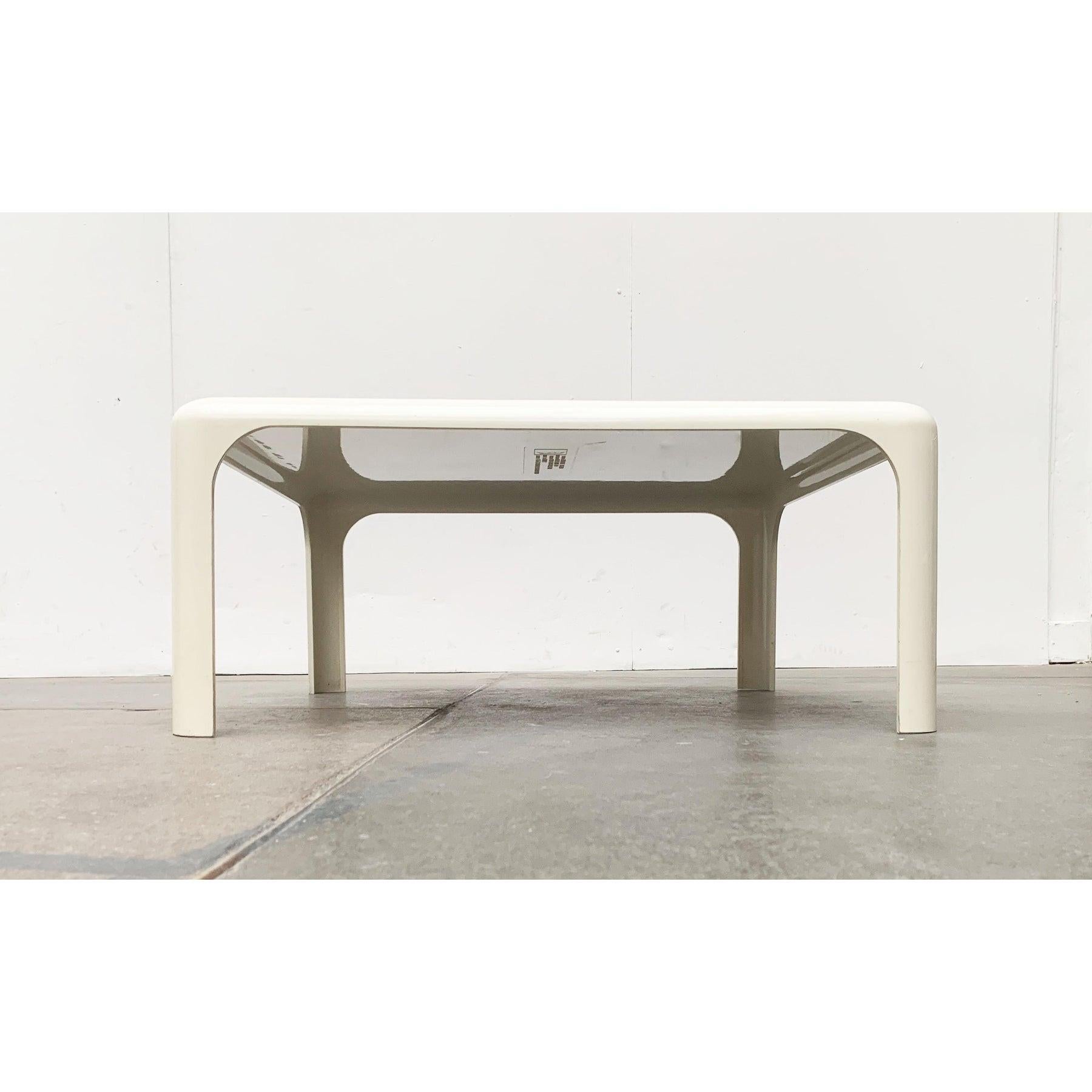 Schlichter Couchtisch des renommierten Herstellers Artemide nach einem Entwurf von Vico Magistretti aus den 60er Jahren.

Ein schlichtes Design mit eleganten Kurven. Der flache Tisch hat ein quadratisches Design. Die Form löst sich nach unten auf