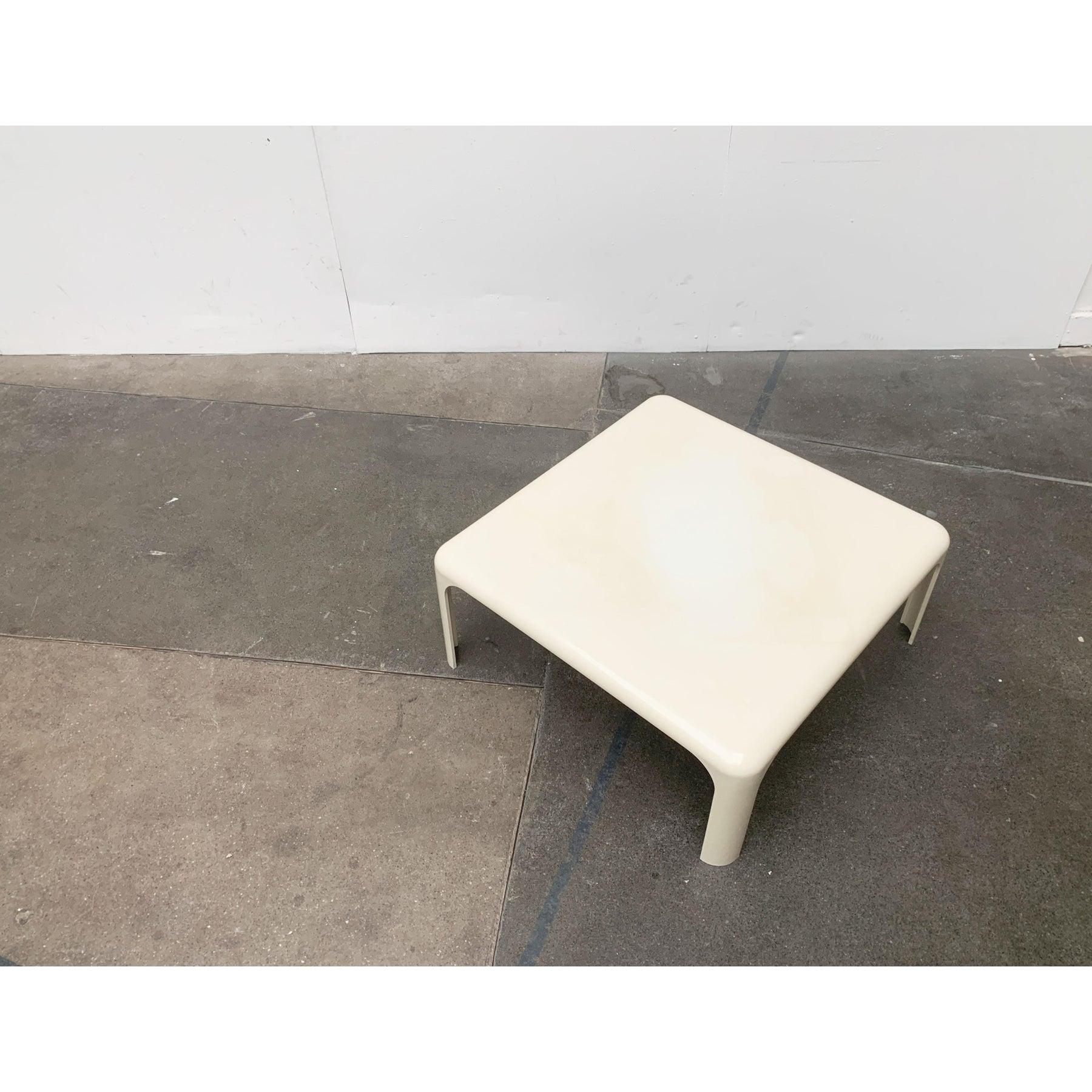 Italienischer Space Age Demetrio-Couchtisch aus der Mitte des Jahrhunderts von Vico, 1960er Jahre (Kunststoff) im Angebot