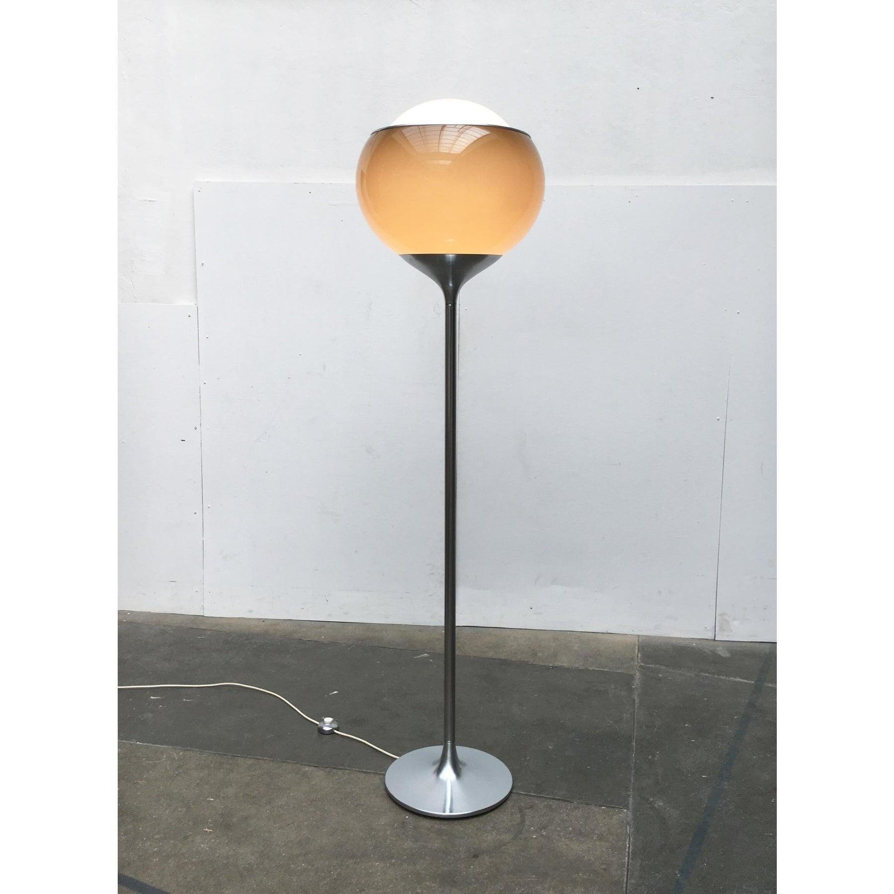 Rare lampadaire Mid Century de Guzzini.

L'abat-jour classique en plastique Guzzini est tourné dans ce design. La teinte est finie dans un ton beige. La particularité ici est un dégradé de couleurs. Vers le bord supérieur, l'abat-jour devient plus