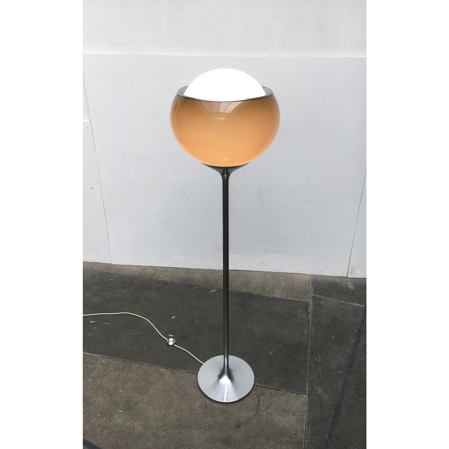 Lampadaire italien de l'ère spatiale du milieu du siècle dernier de Guzzini, 1970 Bon état - En vente à Hamburg, DE
