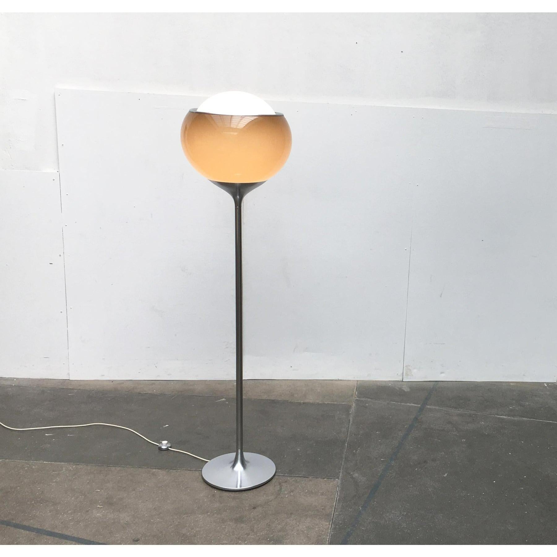 20ième siècle Lampadaire italien de l'ère spatiale du milieu du siècle dernier de Guzzini, 1970 en vente