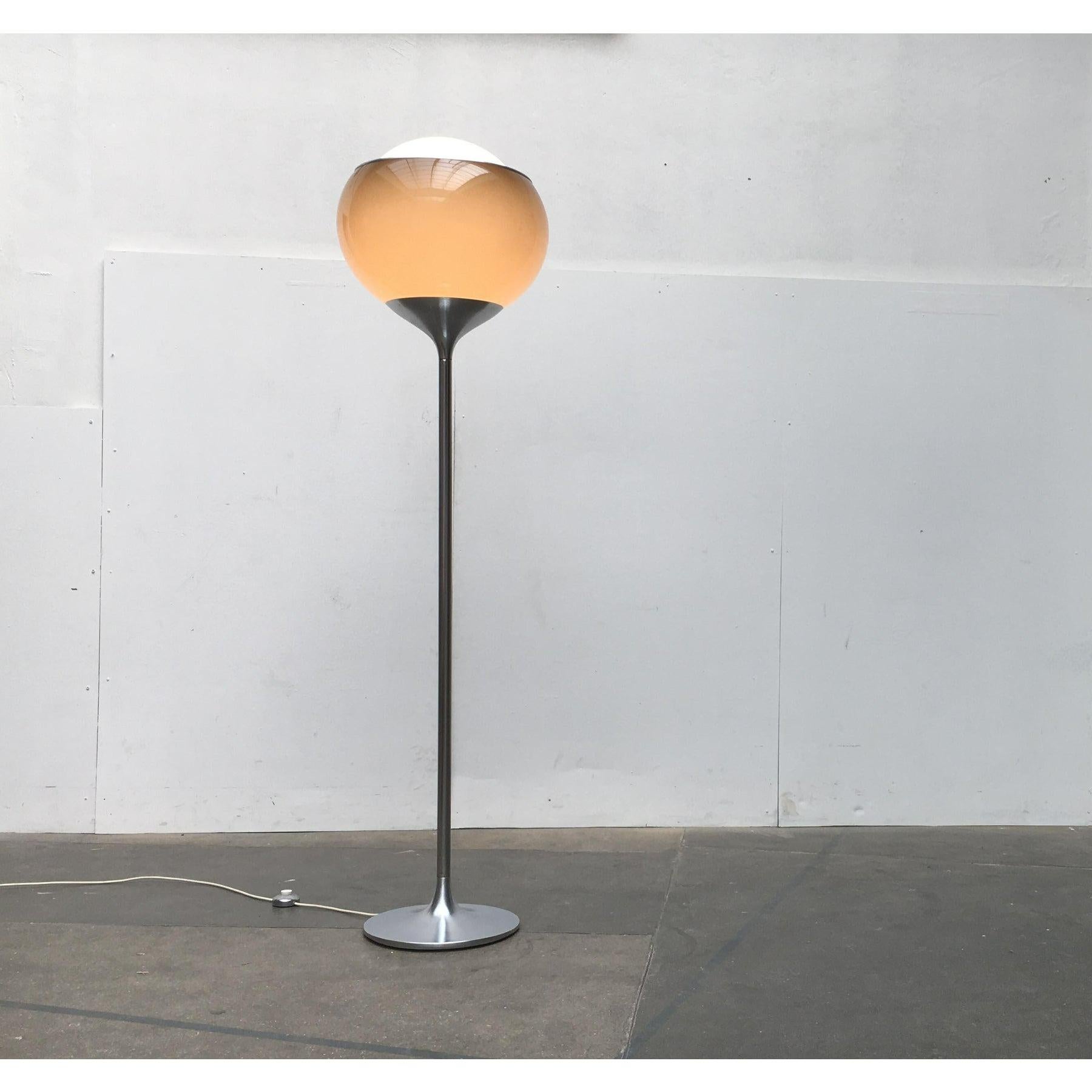 Lampadaire italien de l'ère spatiale du milieu du siècle dernier de Guzzini, 1970 en vente 1
