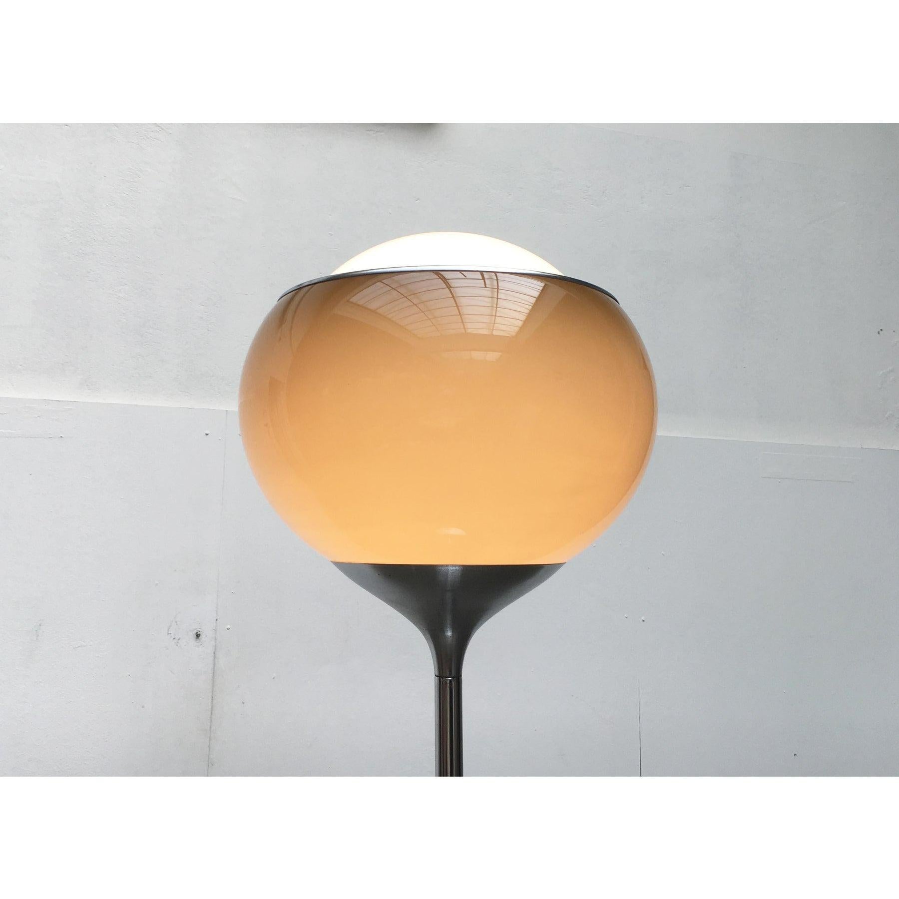 Lampadaire italien de l'ère spatiale du milieu du siècle dernier de Guzzini, 1970 en vente 2
