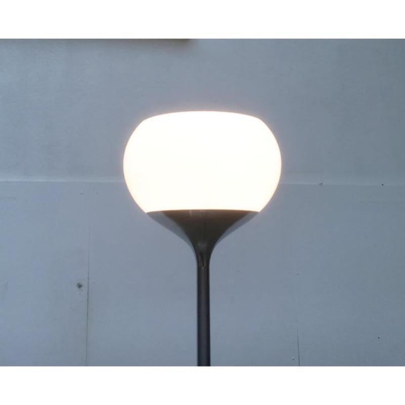 Lampadaire italien de l'ère spatiale du milieu du siècle dernier de Guzzini en vente 5