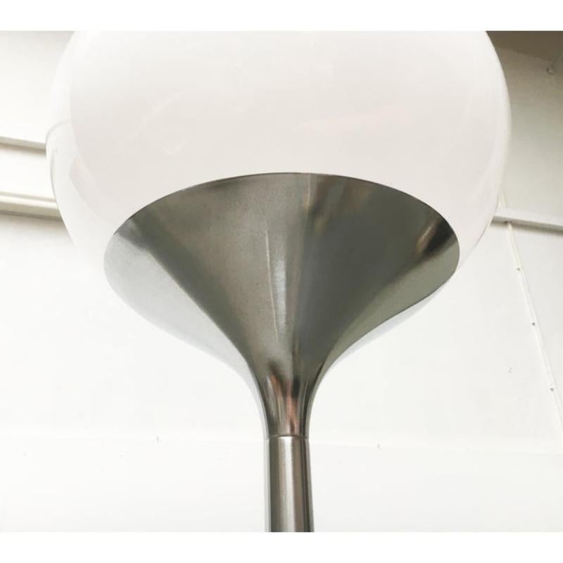 Lampadaire italien de l'ère spatiale du milieu du siècle dernier de Guzzini Bon état - En vente à Hamburg, DE