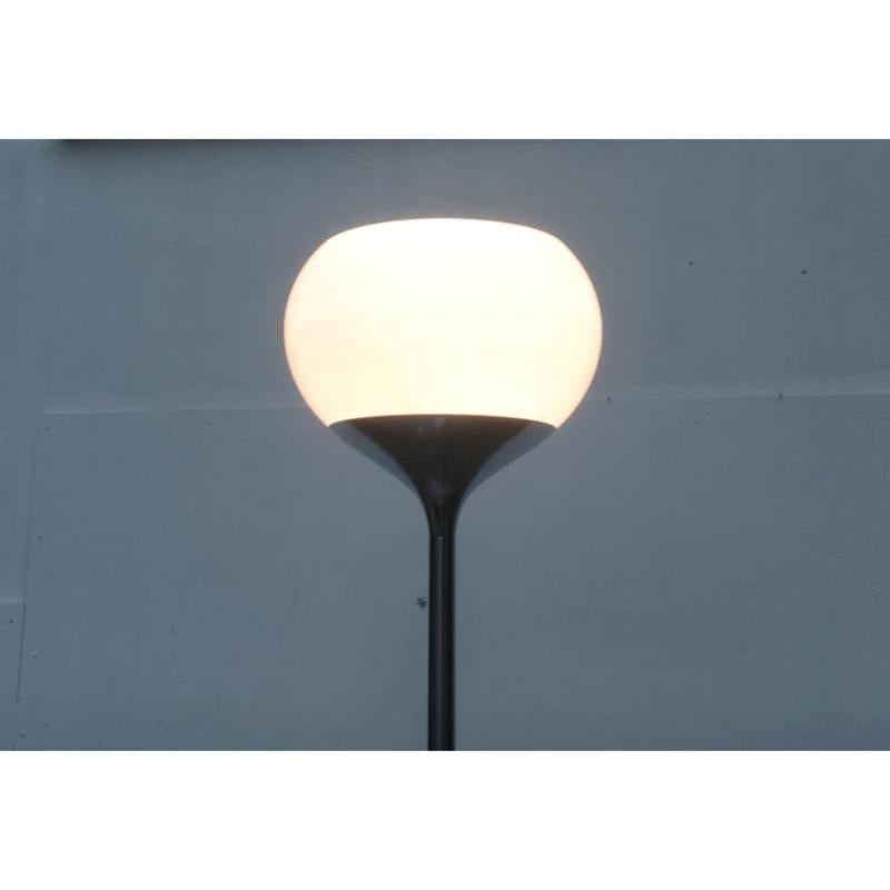 20ième siècle Lampadaire italien de l'ère spatiale du milieu du siècle dernier de Guzzini en vente