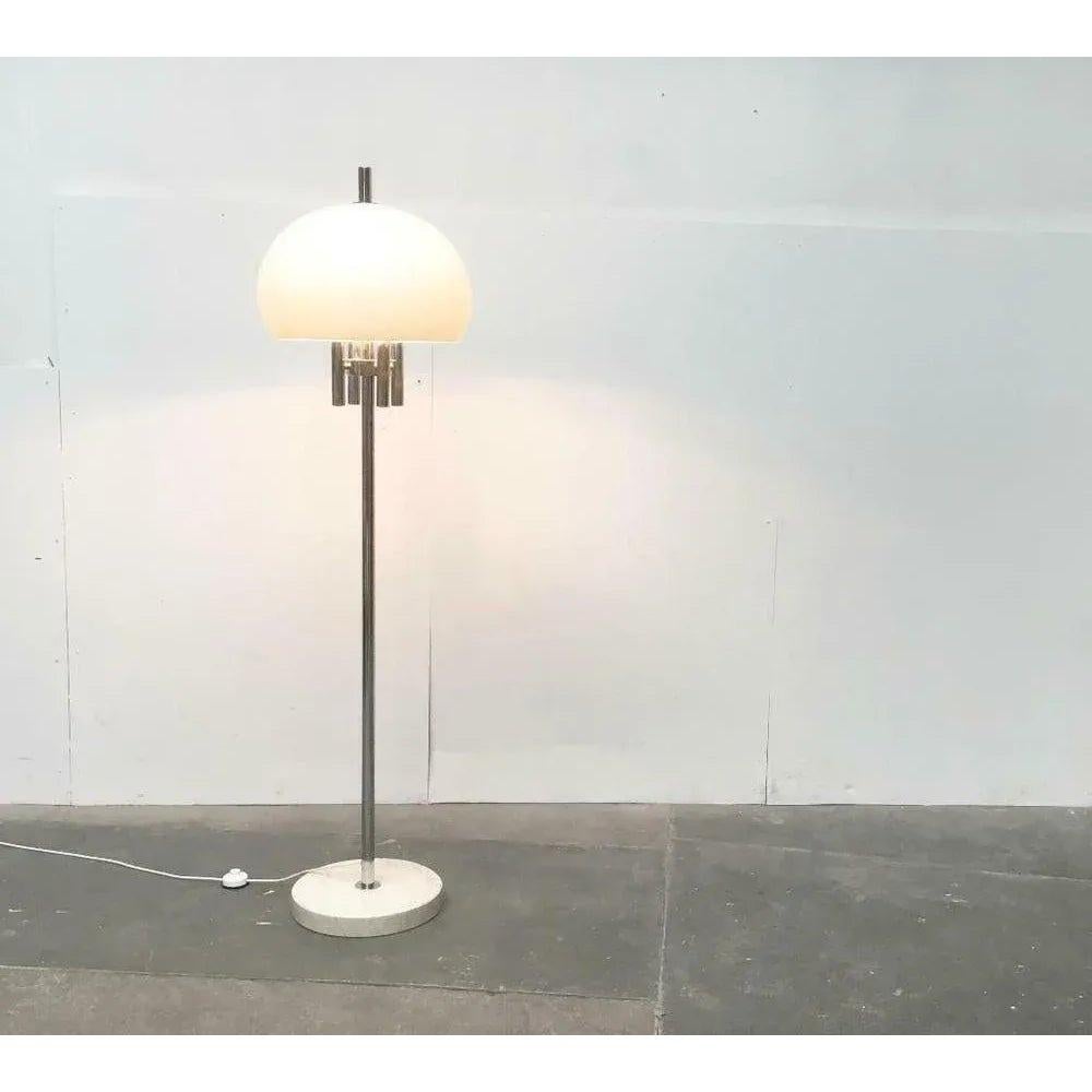 Imponente lampada da terra con piede in pietra marmorizzata, probabilmente di origine italiana.

L'ombrello è realizzato in plastica traslucida e ha la classica forma degli anni '70. All'interno ci sono 4 versioni, che sono accecate con cilindri