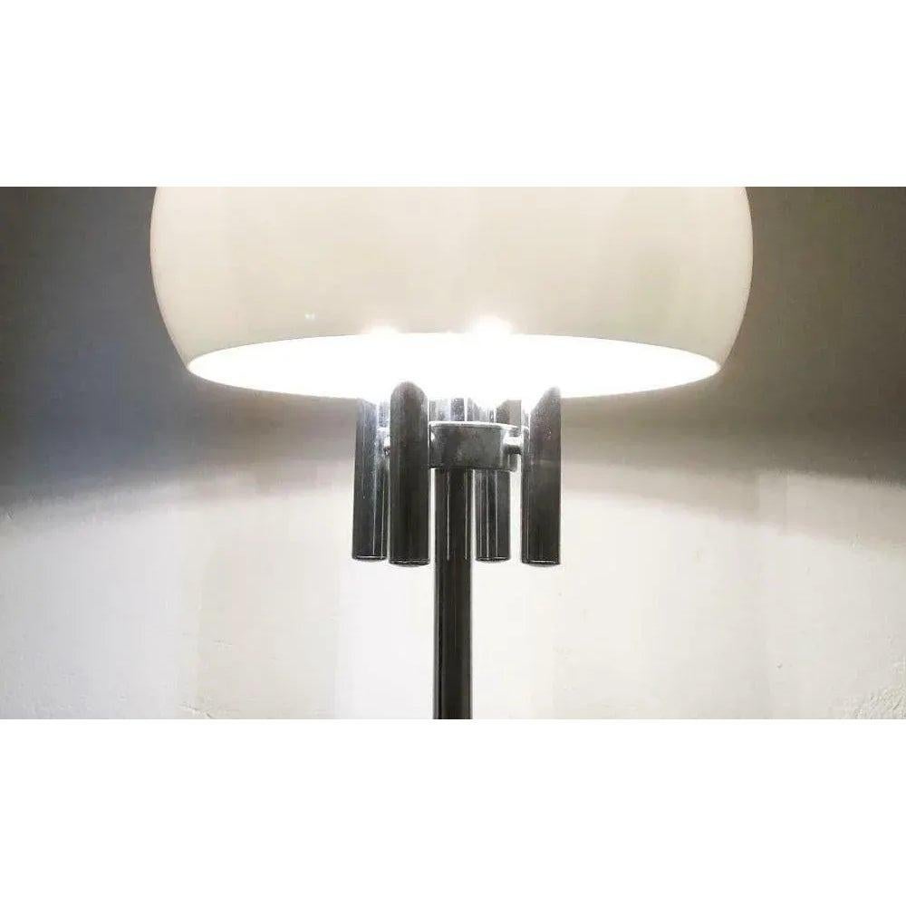 Mid-Century moderno Lampada da terra A Space Age italiana di metà secolo con base in pietra, anni '60 in vendita