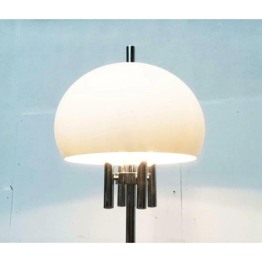 Italiano Lampada da terra A Space Age italiana di metà secolo con base in pietra, anni '60 in vendita