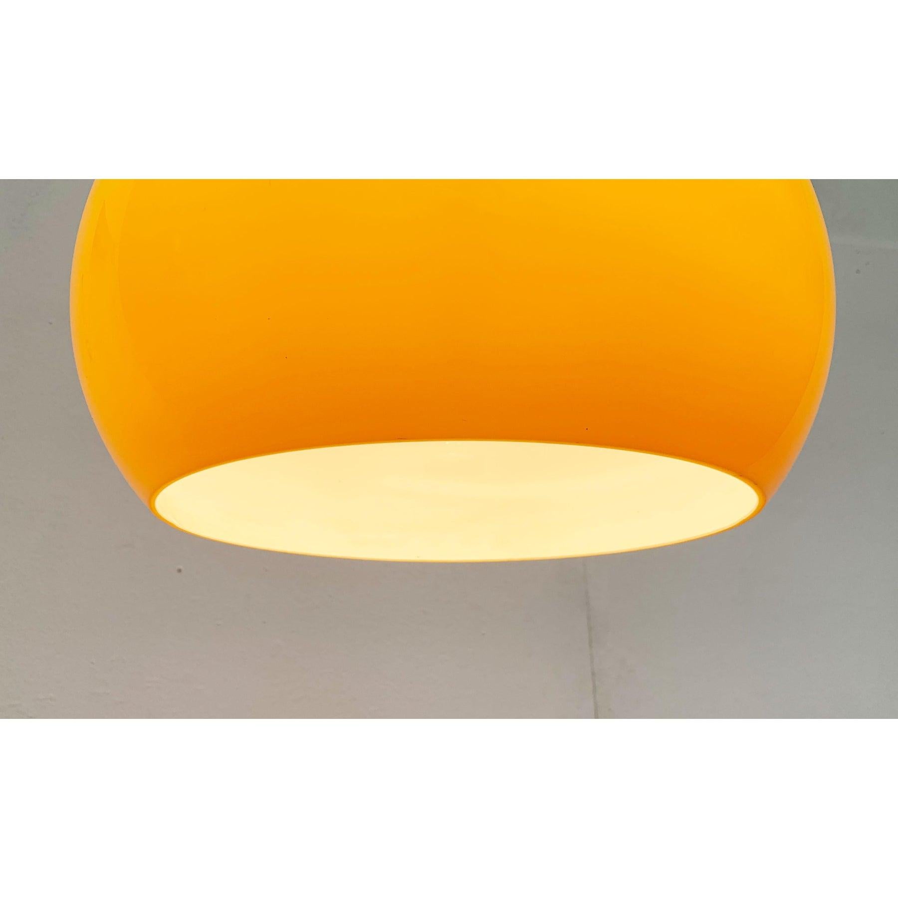 Lampada a sospensione Jolly di Luigi Massoni & Massoni per Guzzini, 1960

Lampada a sospensione a forma di treno di Harvey Guzzini basata su un disegno di Luigi Massoni degli anni '60. Qui nel raro colore giallo.

Il caratteristico paralume in