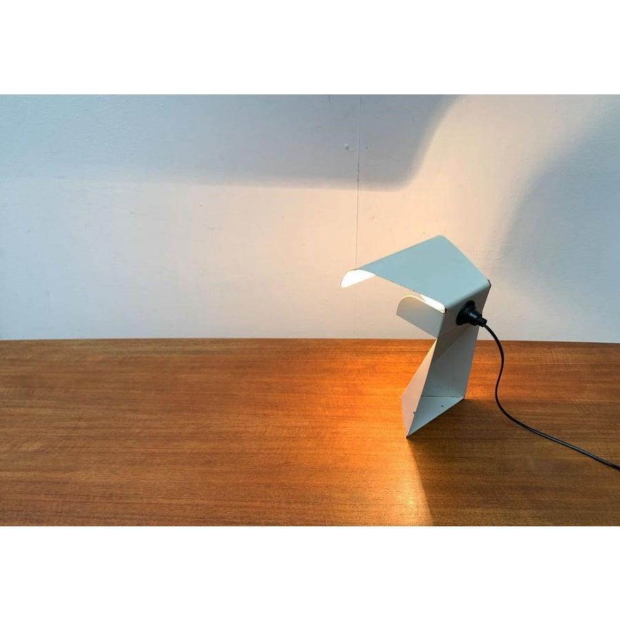 Italian mid-century table lamp according to a design by g. Grego from the late 1960s. Unfortunately, the actual manufacturer is not known.

a minimalist design. Materiality and design principle are reminiscent of the flash of table lamp from