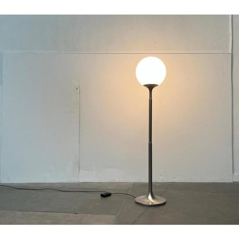 Impressionnant lampadaire du fabricant italien Artemide basé sur un design d'anna fasolis et enzo mari des années 1960.u2028Un design classique avec un langage technique dans les détails. La particularité de ce lampadaire simple réside dans ses