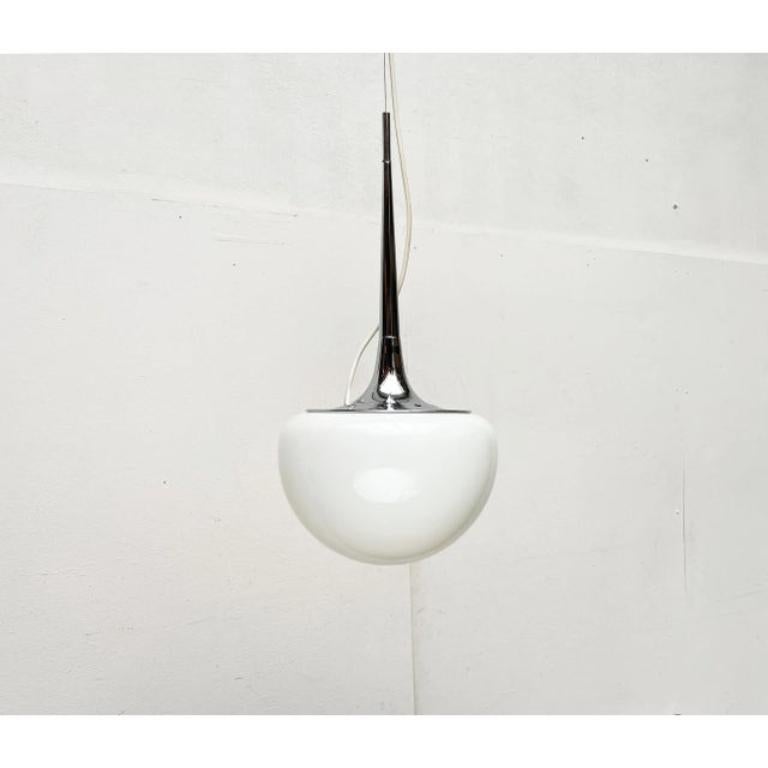 Rara lampada a sospensione della metà del secolo scorso del produttore italiano Reggiani, basata su un disegno di Goffredo Reggiani degli anni Sessanta. Di questa serie è disponibile anche una lampada da parete e da terra coordinata.

Un design