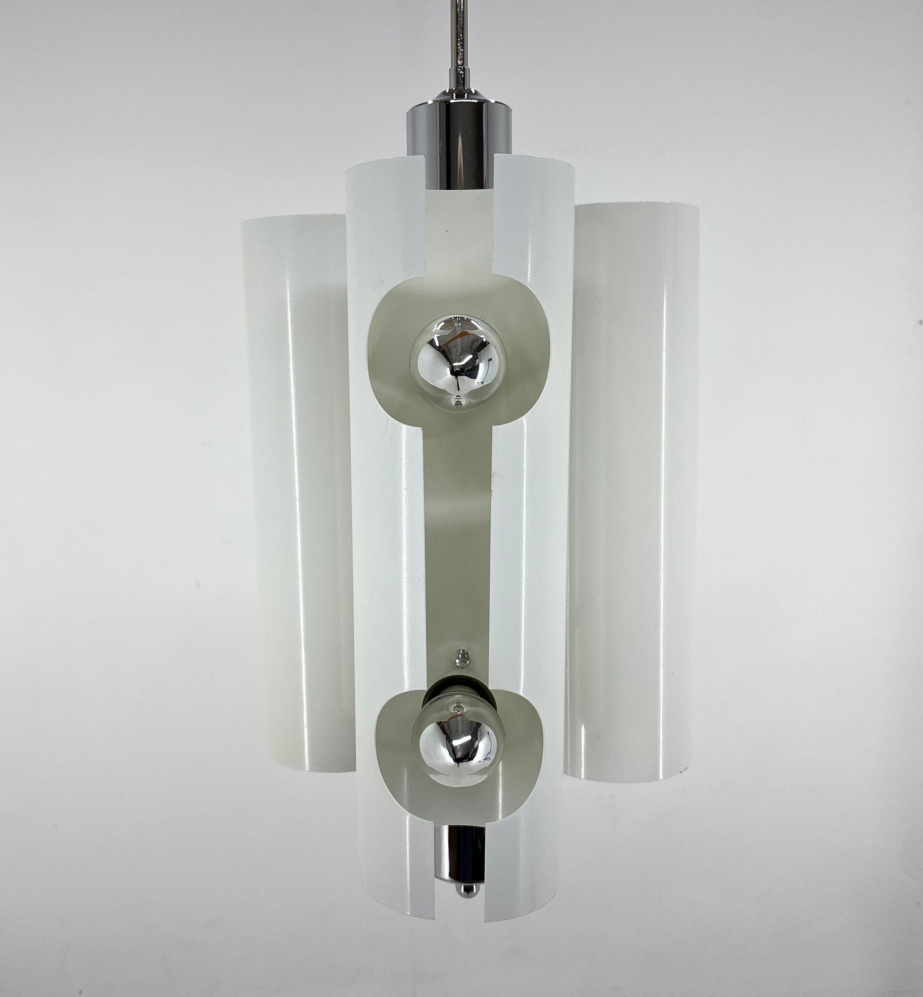 Mid-Century Italian Space Age Pendant Light in Chrome and White Lacquered Metal In Good Condition For Sale In Praha, CZ