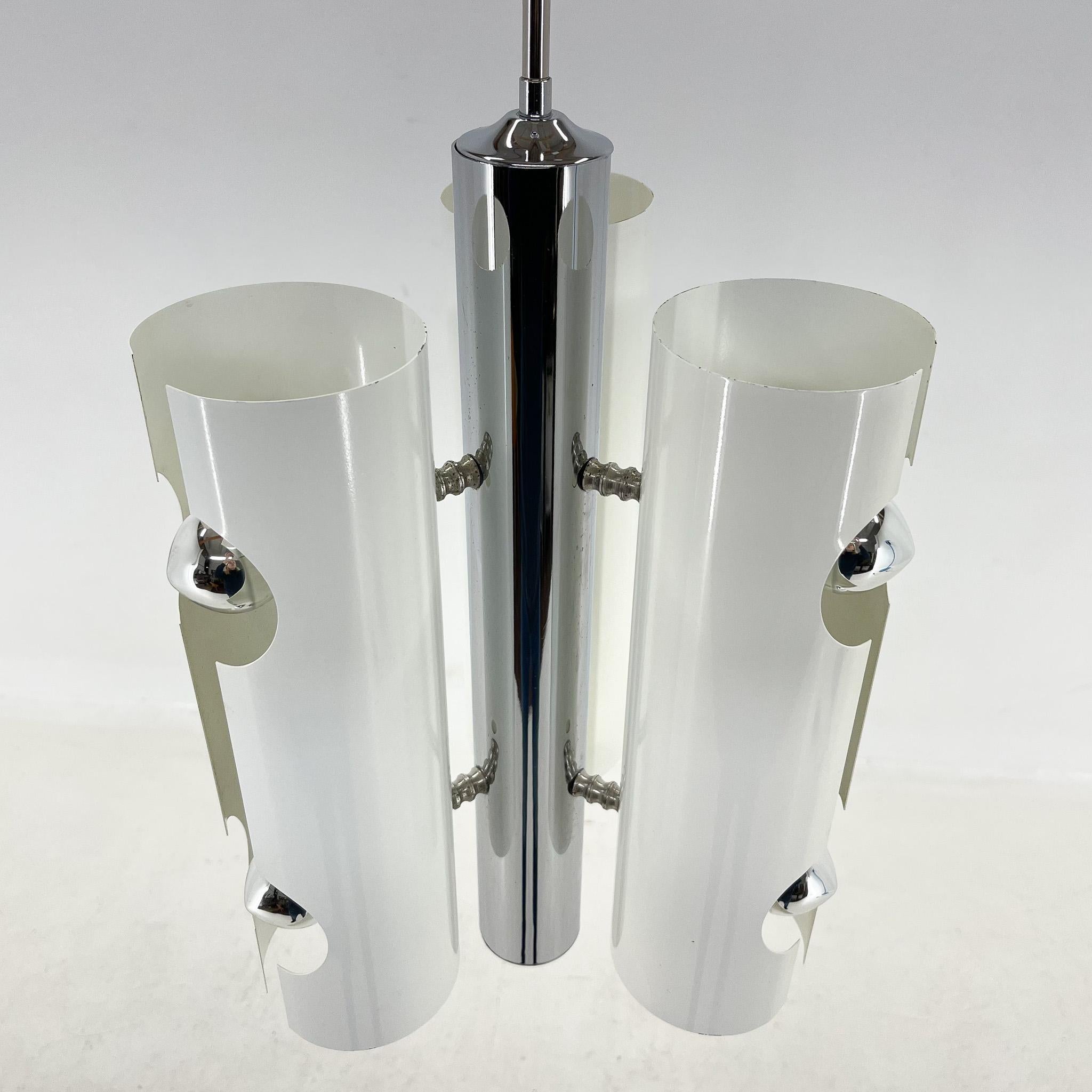 Late 20th Century Mid-Century Italian Space Age Pendant Light in Chrome and White Lacquered Metal For Sale