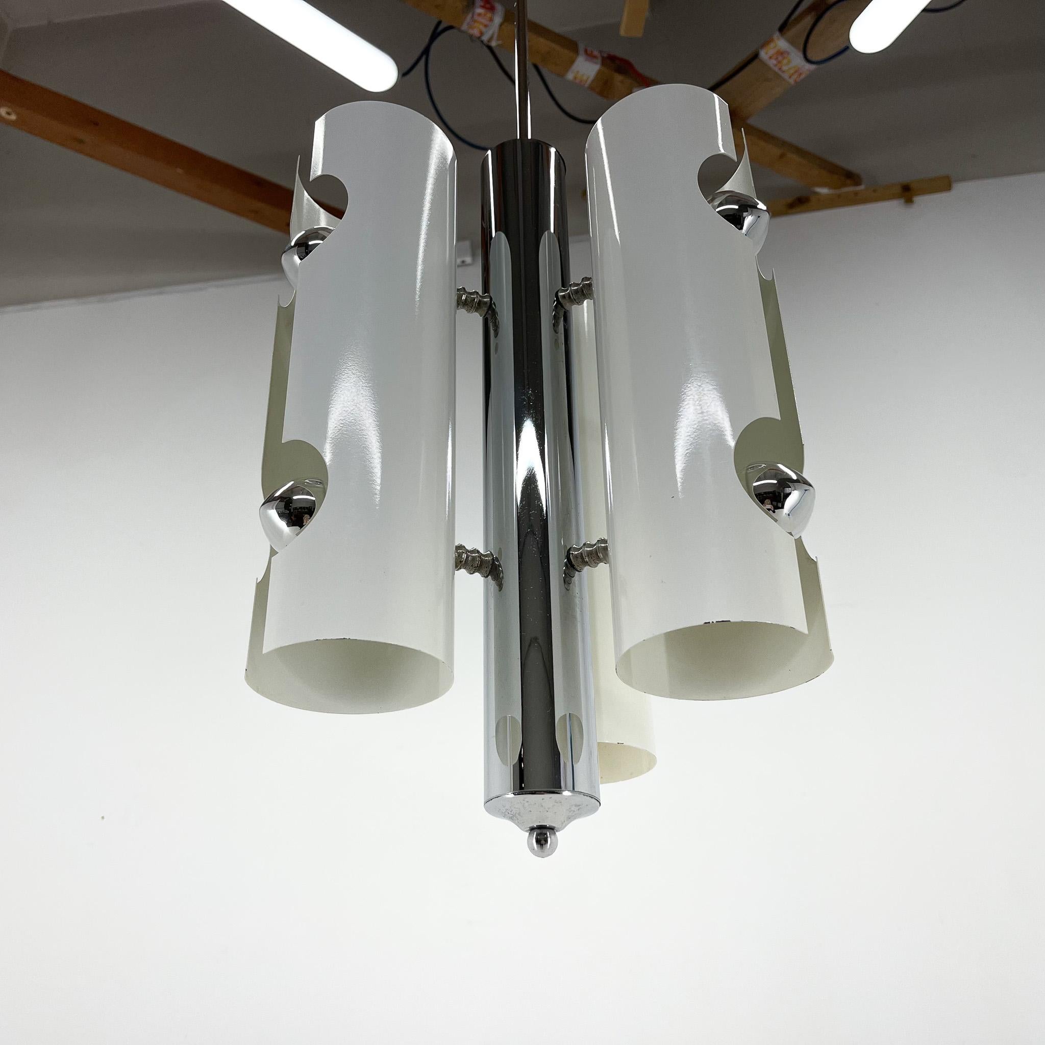 Mid-Century Italian Space Age Pendant Light in Chrome and White Lacquered Metal For Sale 1