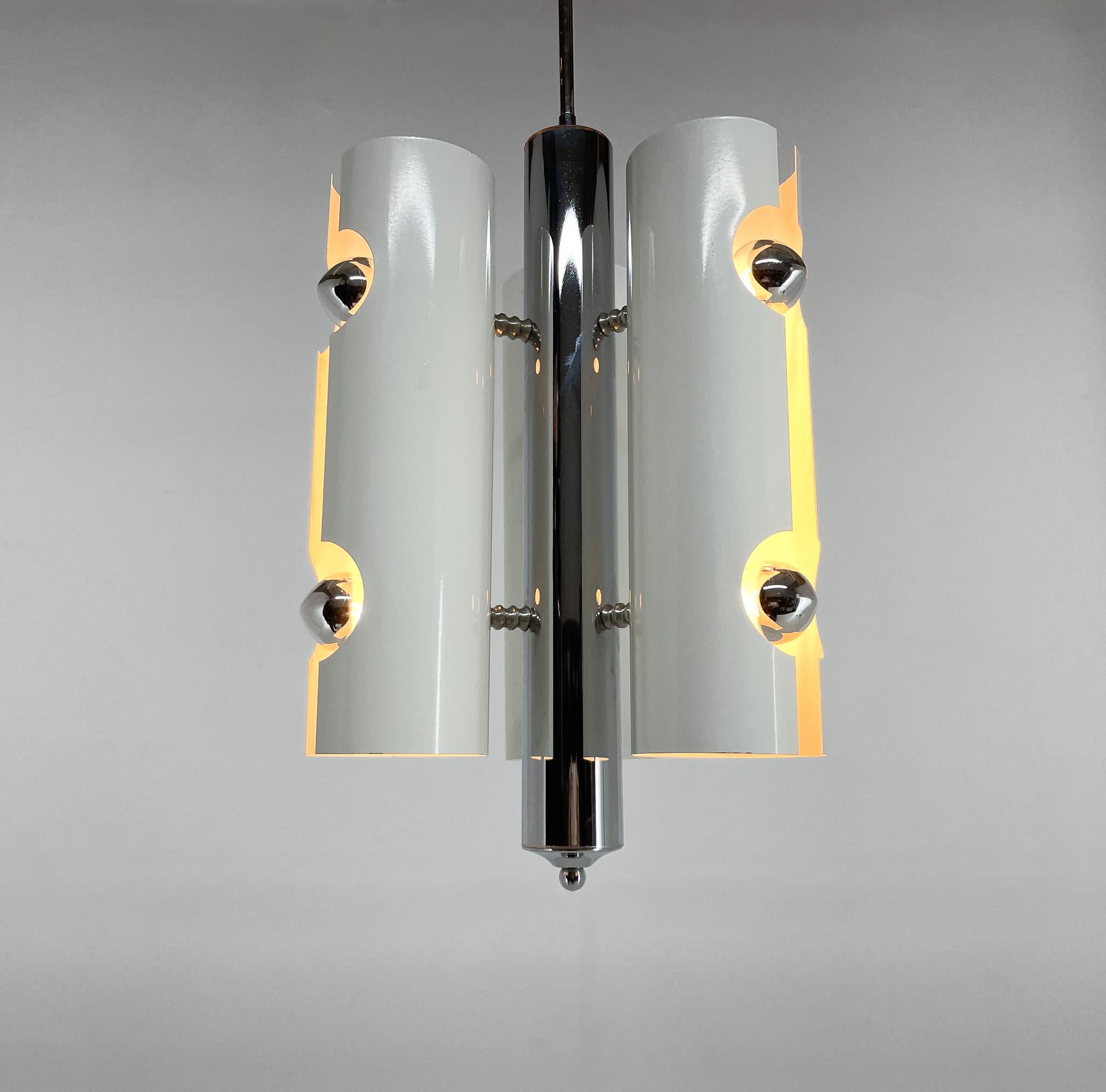 Mid-Century Italian Space Age Pendant Light in Chrome and White Lacquered Metal For Sale 2