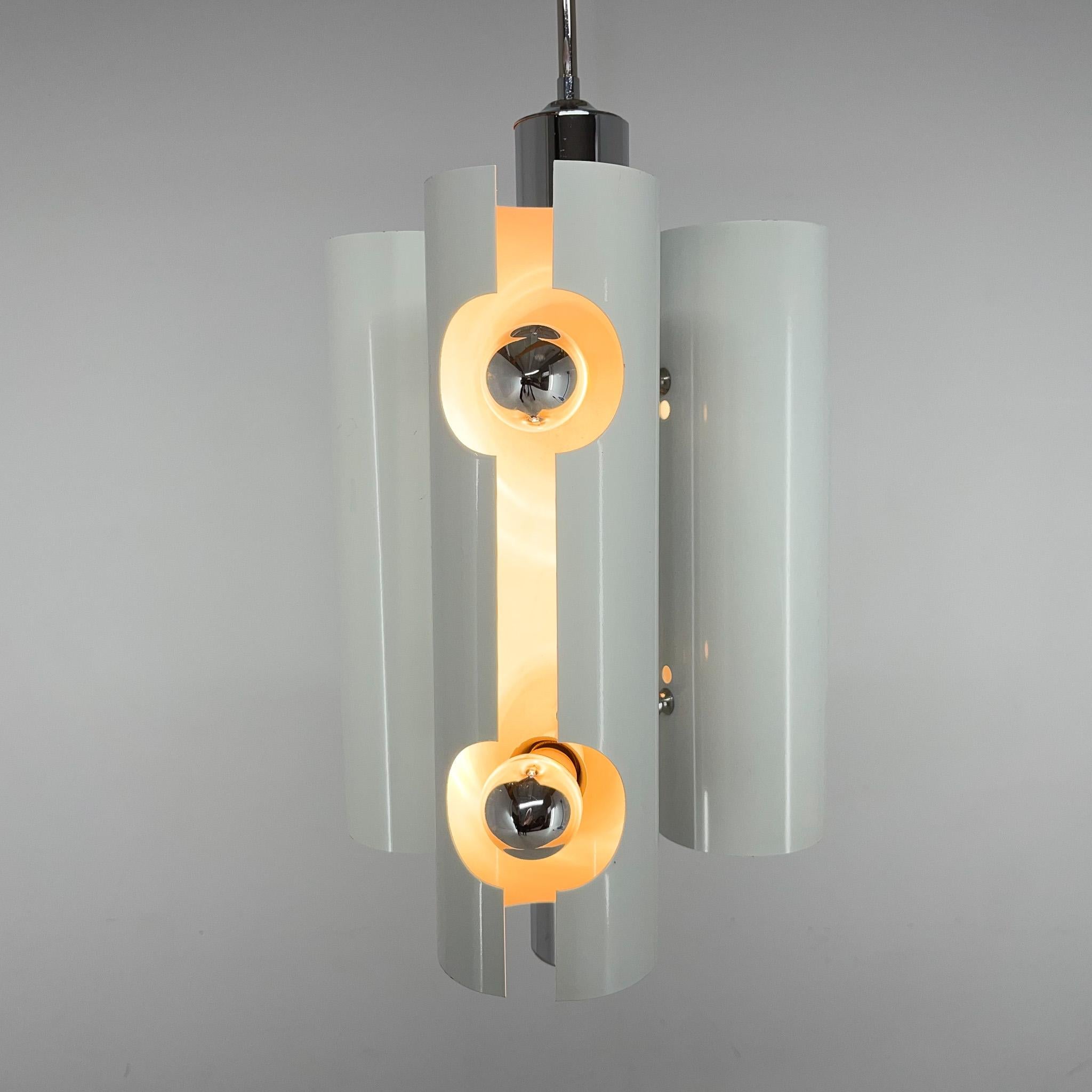 Mid-Century Italian Space Age Pendant Light in Chrome and White Lacquered Metal For Sale 4