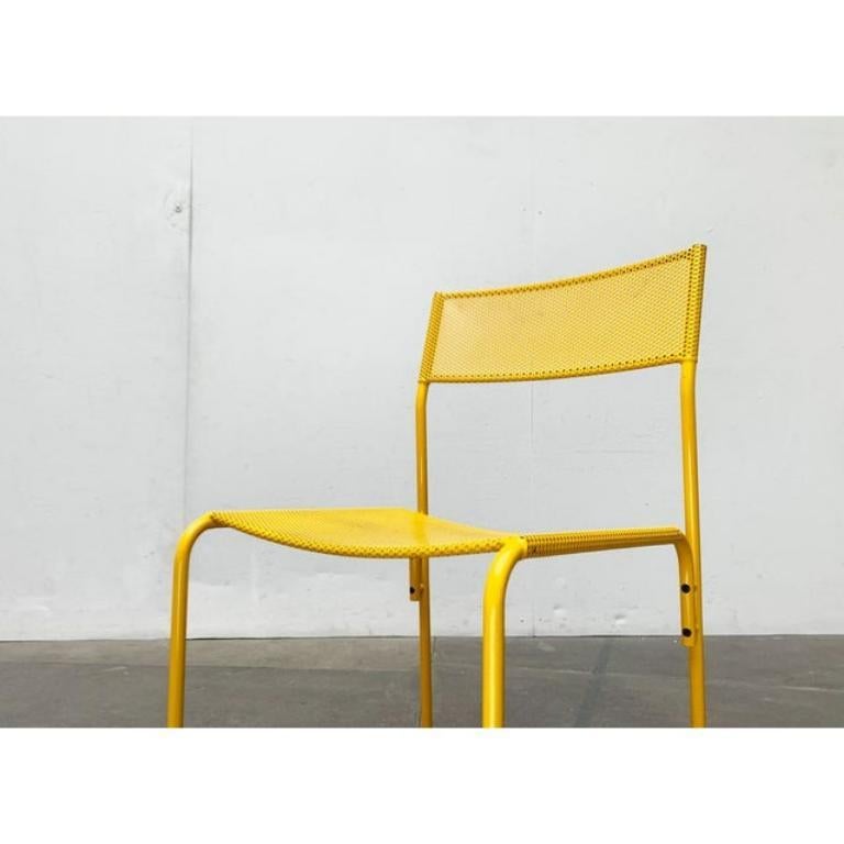 Sedia in lamiera traforata italiana in un colore sorprendente.

Un design funzionale di particolare matericità e colorazione. La seduta e lo schienale sono realizzati in lamiera forata. La lavorazione di alta qualità è particolarmente evidente. In