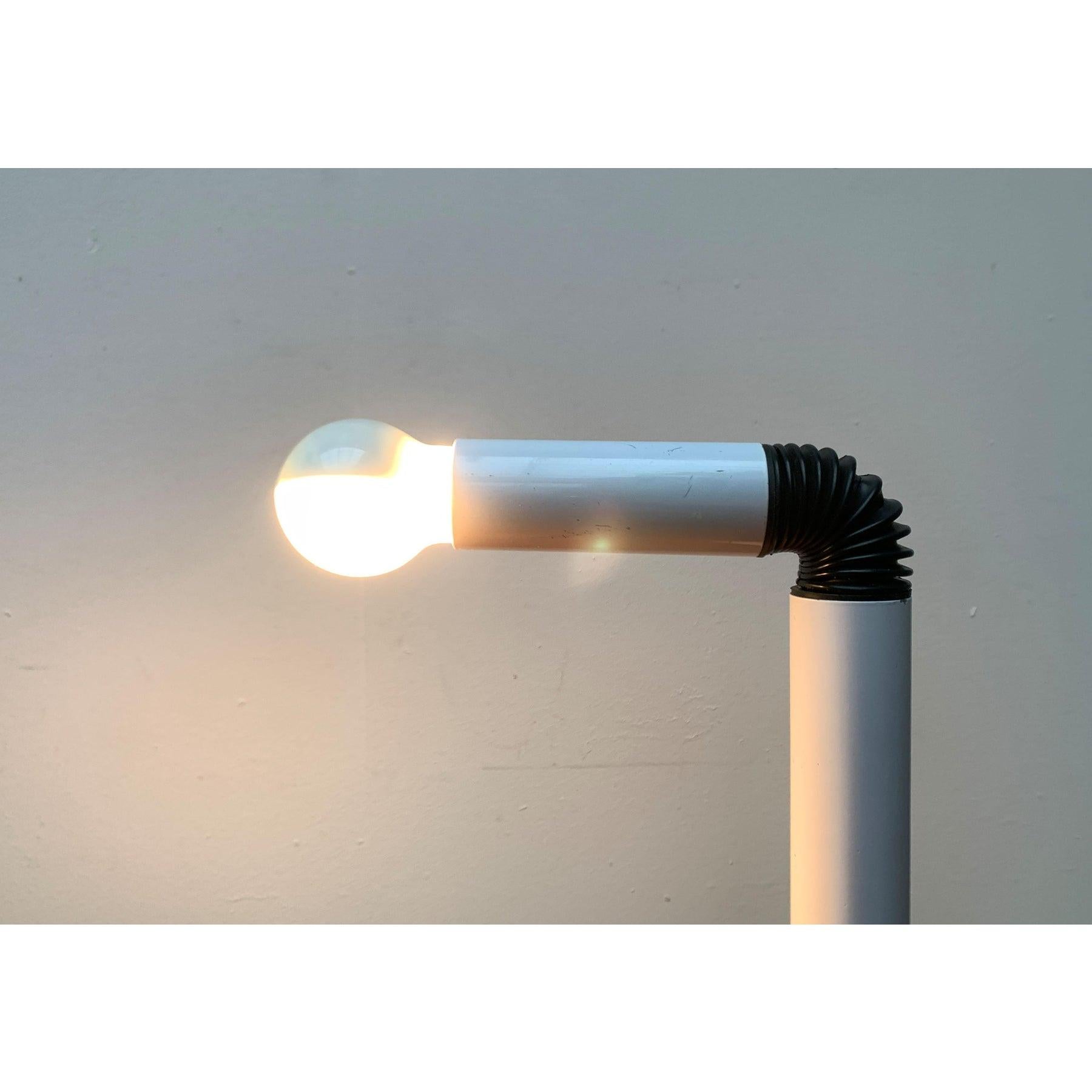 Lampe de table à pince Periscopio de Danilo & Corrado Aroldi pour Stilnovo, années 60

Rare lampe de table de Stilnovo d'après un design de Danilo & Corrado Aroldi des années 1960.

Le corps lumineux est constitué d'un simple tube, séparé dans le