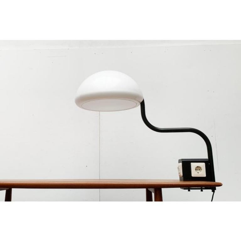 L'étonnant Serpente de Martinelli Elios est basé sur un design d'Elio Martinelli datant des années 1960. Ici dans une version très rare comme lampe à pince de table.

Le Serpente est un design extrêmement élégant et dynamique grâce à la forme