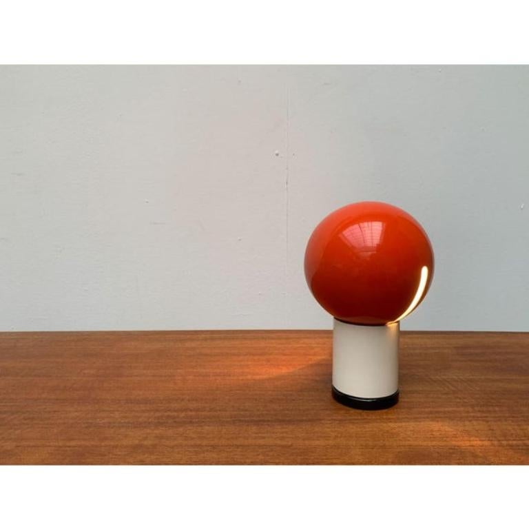Rare lampe de table de l'ère spatiale du fabricant italien Ecolight/Valenti d'après un design de Gaetano Sciolari des années 60.

La petite lampe de table se compose de deux parties, le réflecteur sphérique et la base blanche. La sphère réflectrice