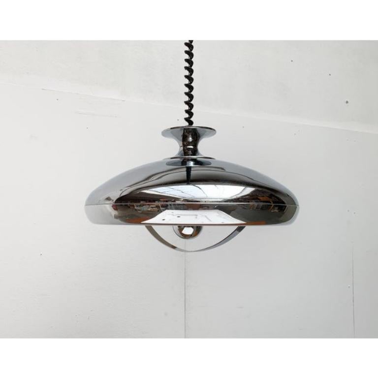 Lampada a sospensione a forma di Ufo dell'era spaziale italiana di metà secolo, in ottime condizioni. Progettato dal 1960 al 1969. Fino a 250V (standard Europa/Regno Unito).Il cablaggio di questo articolo potrebbe essere originale e potrebbe dover