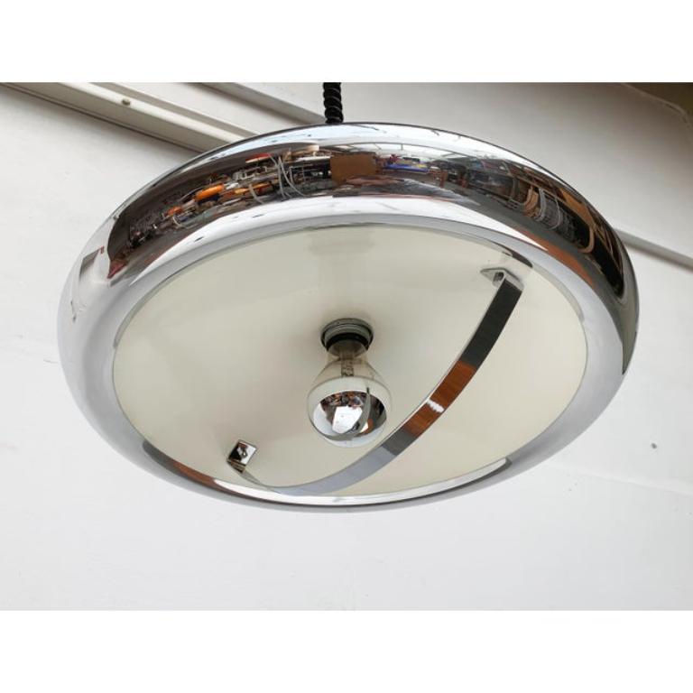 Mid-Century moderno Lampada a sospensione a forma di Ufo dell'era spaziale italiana di metà secolo, anni '60 in vendita