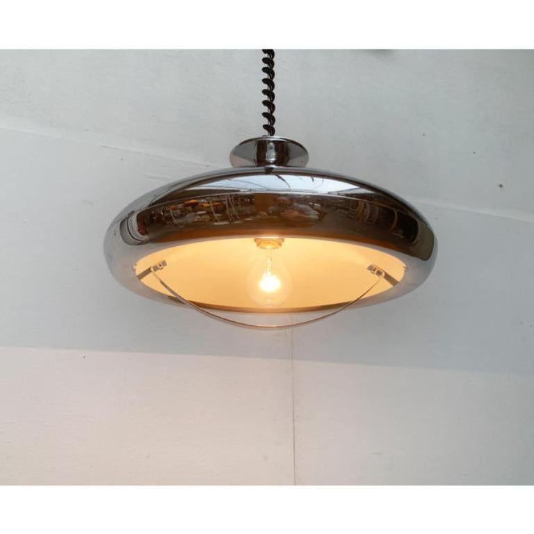 Metallo Lampada a sospensione a forma di Ufo dell'era spaziale italiana di metà secolo, anni '60 in vendita