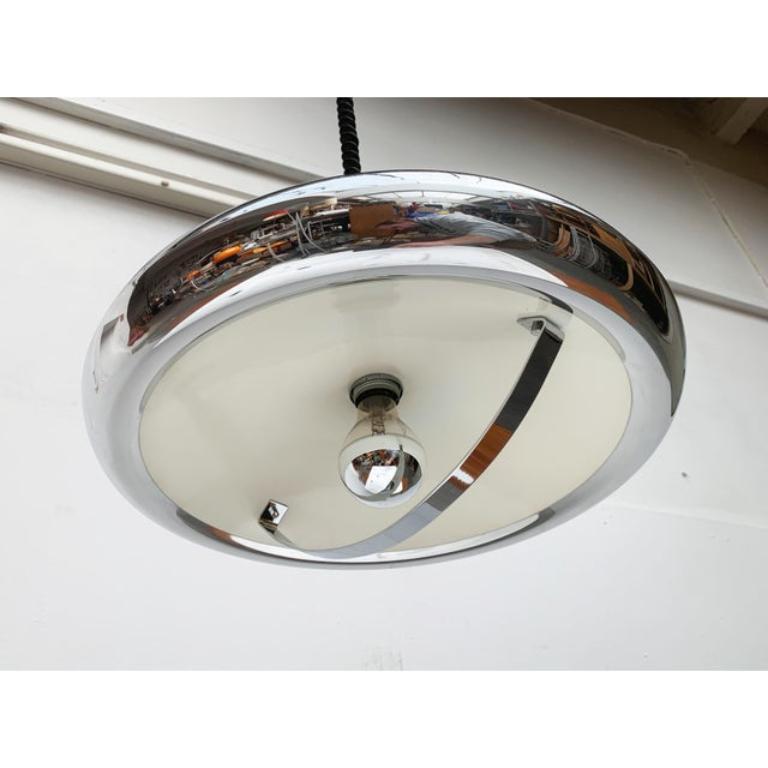 Lampada a sospensione a forma di Ufo dell'era spaziale italiana di metà secolo, anni '60 in vendita 2