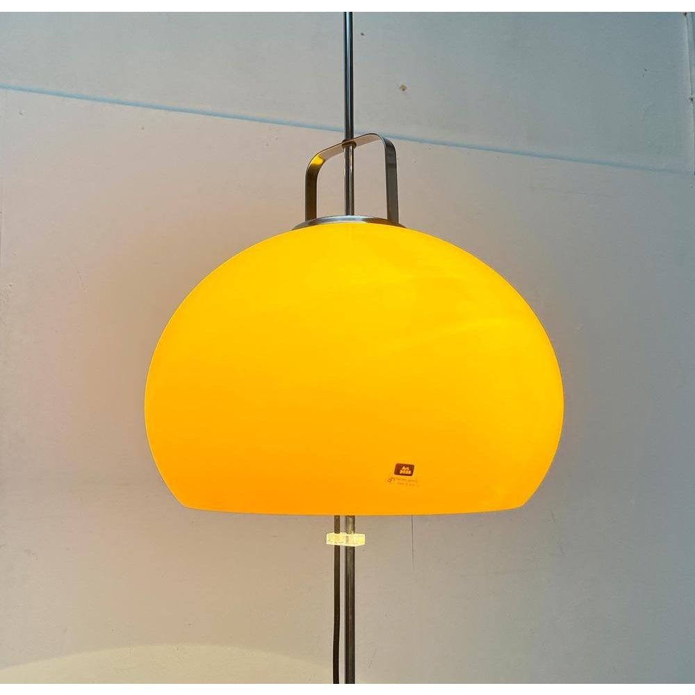 Lampe classique de l'ère spatiale de Harvey Guzzini. Ici dans une version rare avec un parapluie jaune.

Un design classique de l'époque. L'écran en plastique en forme de ballon est jaune à l'extérieur et blanc à l'intérieur. Le parapluie est