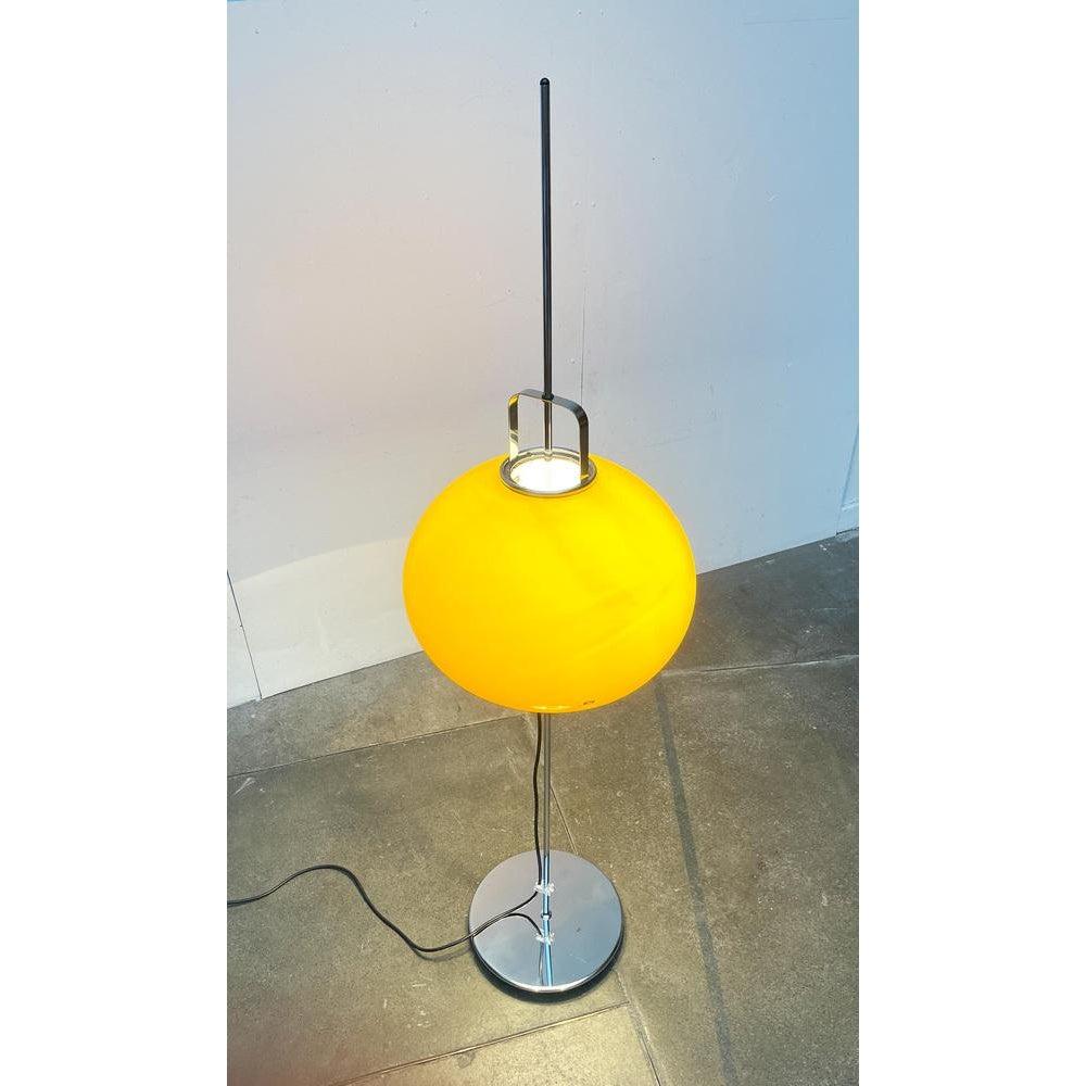 Lampadaire Lucerna jaune de l'ère spatiale italienne du milieu du siècle dernier de Guzzini, années 1960 Excellent état - En vente à Hamburg, DE