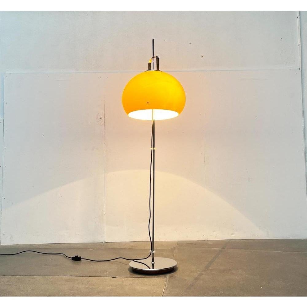 20ième siècle Lampadaire Lucerna jaune de l'ère spatiale italienne du milieu du siècle dernier de Guzzini, années 1960 en vente