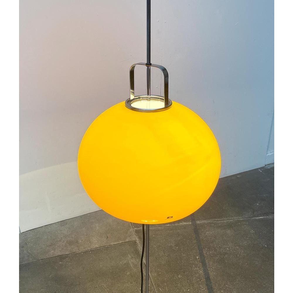 Métal Lampadaire Lucerna jaune de l'ère spatiale italienne du milieu du siècle dernier de Guzzini, années 1960 en vente