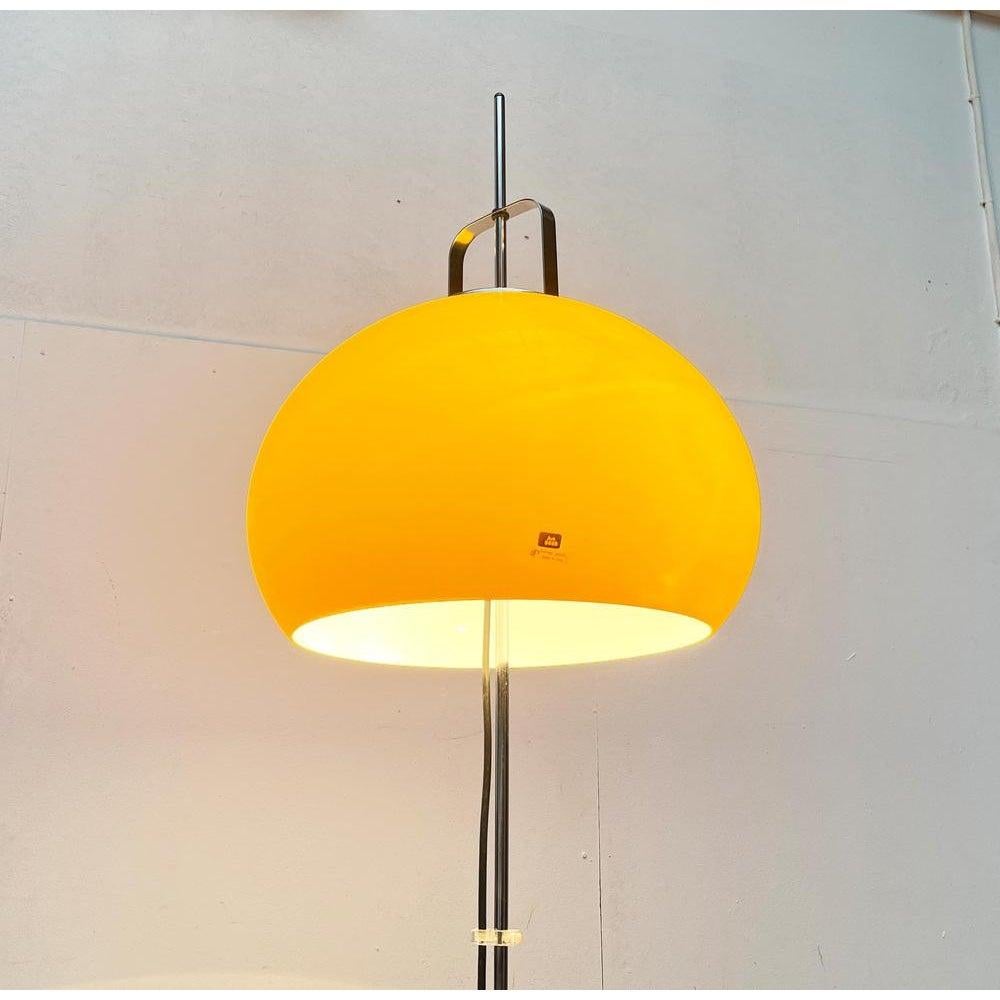 Lampadaire Lucerna jaune de l'ère spatiale italienne du milieu du siècle dernier de Guzzini, années 1960 en vente 1