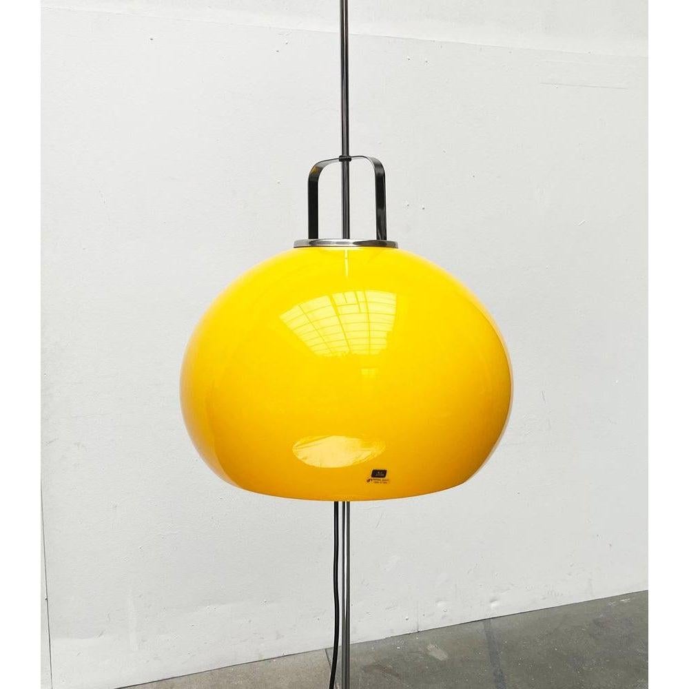 Lampadaire Lucerna jaune de l'ère spatiale italienne du milieu du siècle dernier de Guzzini, années 1960 en vente 2